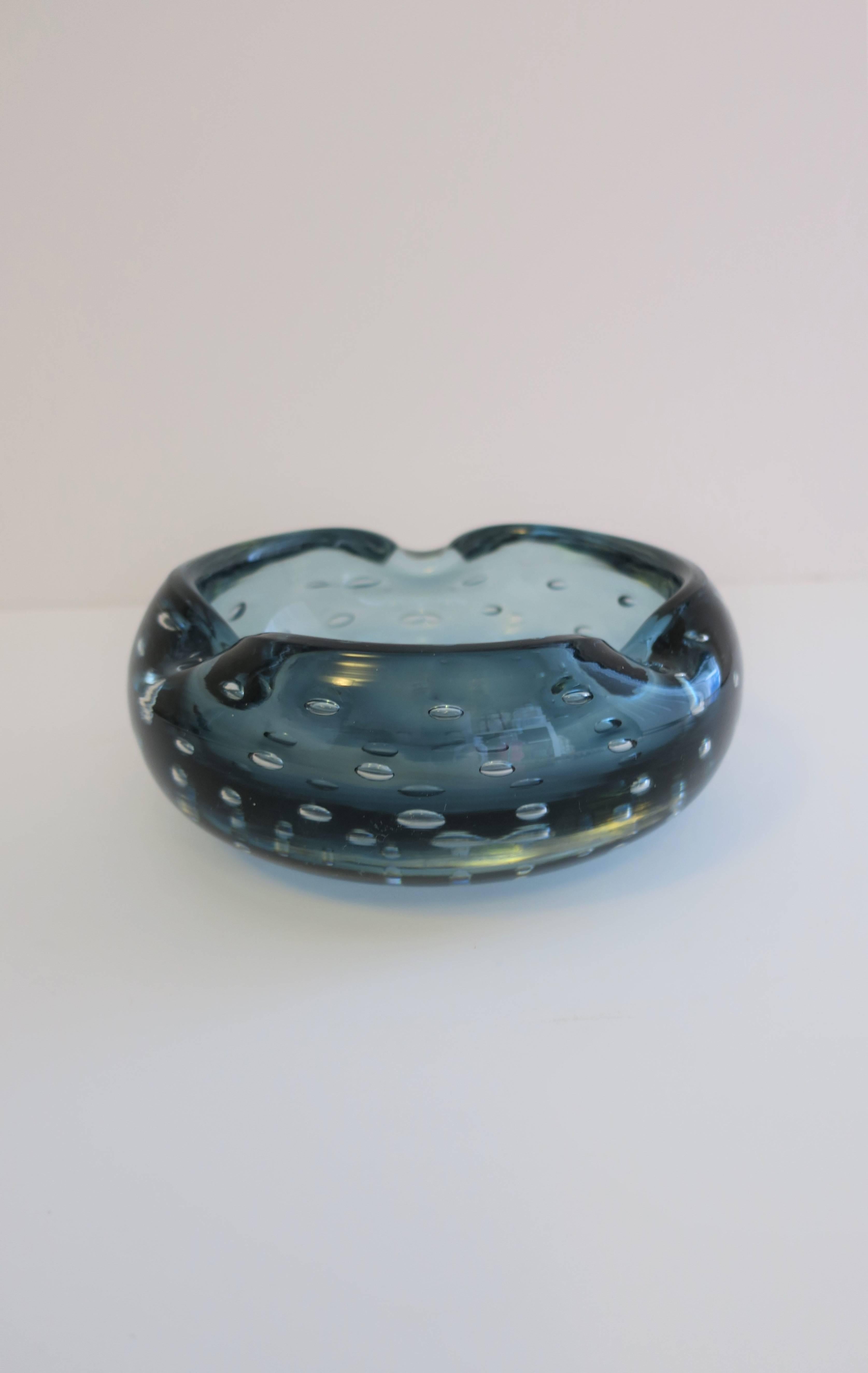 A beautiful and substantial Italian Murano round blue art glass bowl. Bowl, handblown, with a controlled bubble design, circa 1960s, Italy. 

Bowl measures: 6.5