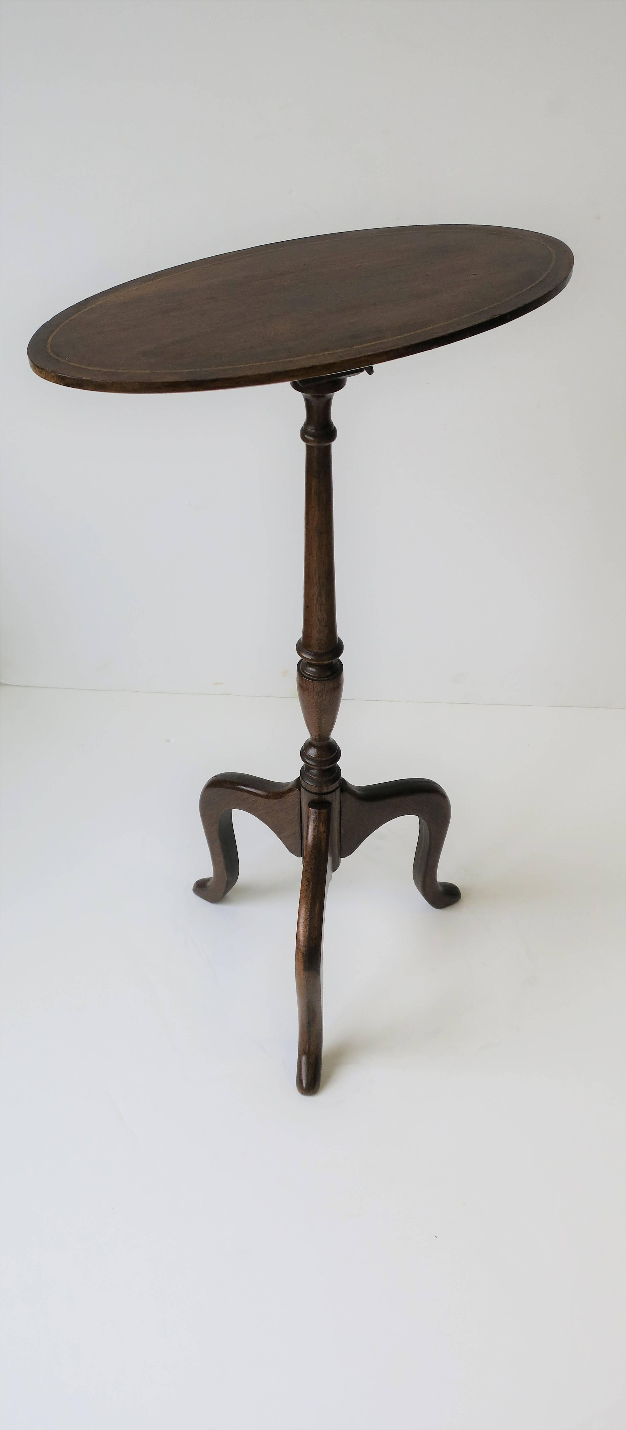 Early 20th Century Queen Anne Mahogany Tilt-Top Side Table 1