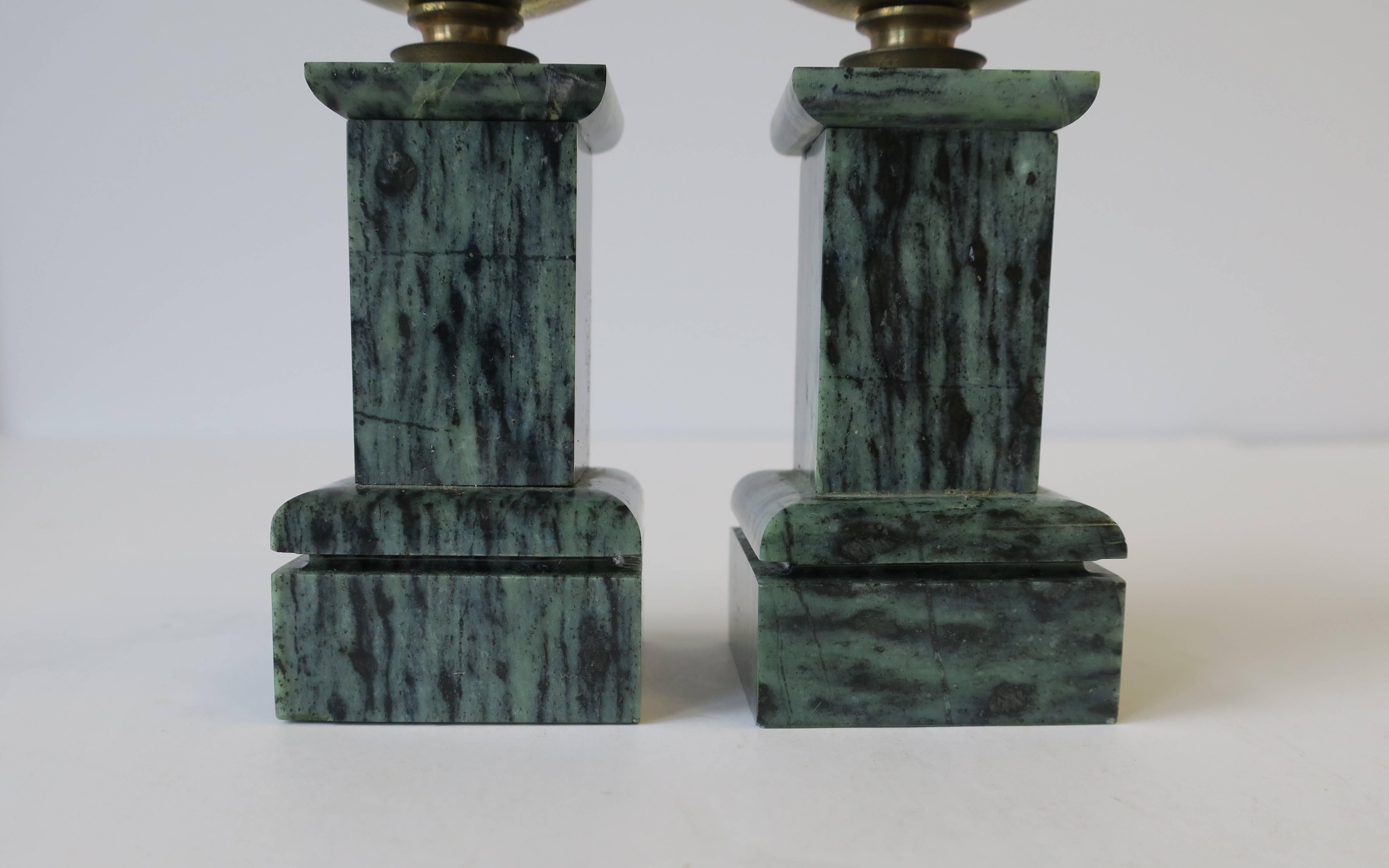Neoklassizistische Säulen-Kerzenständer aus dunkelgrünem Marmor und Messing, Paar (20. Jahrhundert) im Angebot