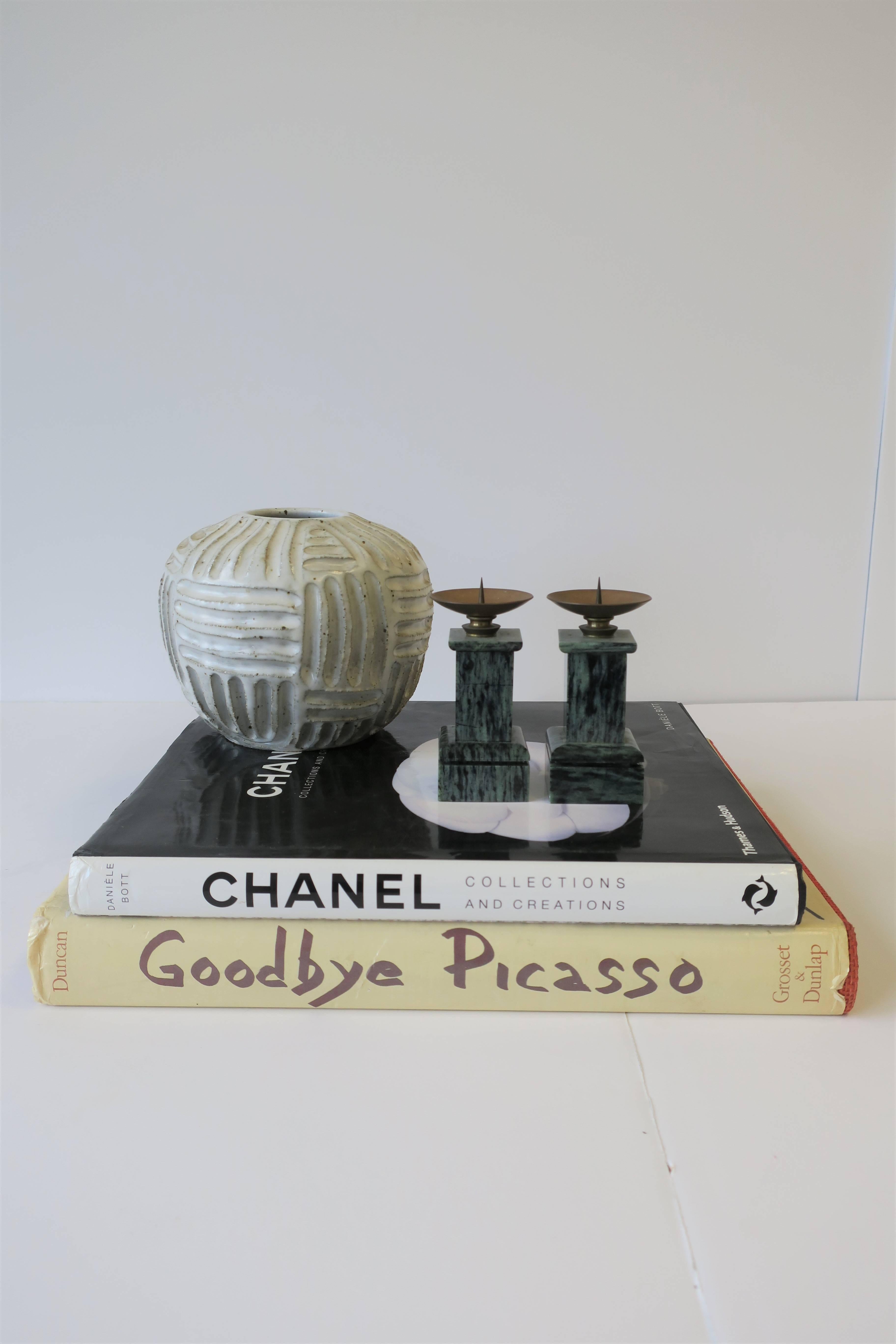 Neoklassizistische Säulen-Kerzenständer aus dunkelgrünem Marmor und Messing, Paar im Angebot 3