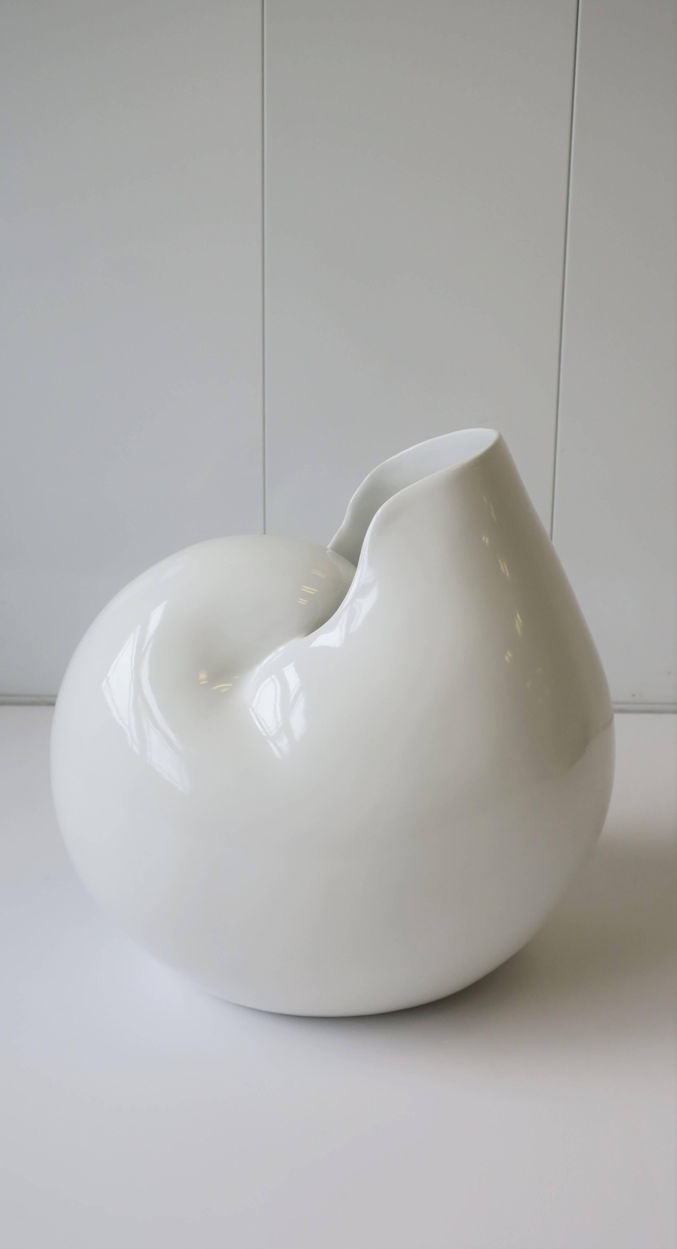A large vintage Italian white ceramic nautilus sea shell centrepiece sculpture, circa late 20th century, Italy. This large seashell sculpture is a beautiful standalone piece, but can also act as a vase/vessel to hold flowers or other. 

Piece
