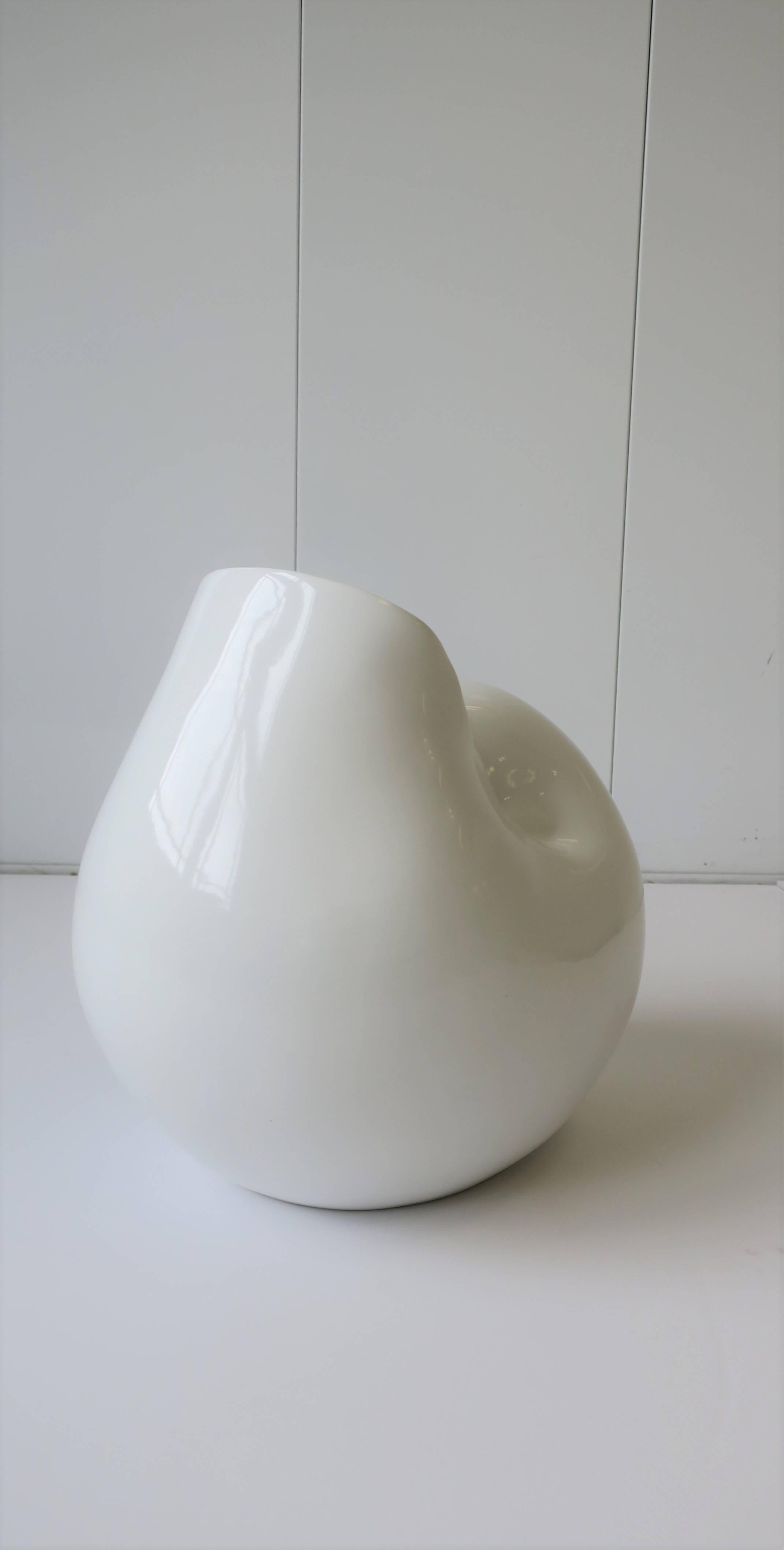 Italian White Ceramic Nautilus Shell Centrepiece Sculpture In Excellent Condition In New York, NY