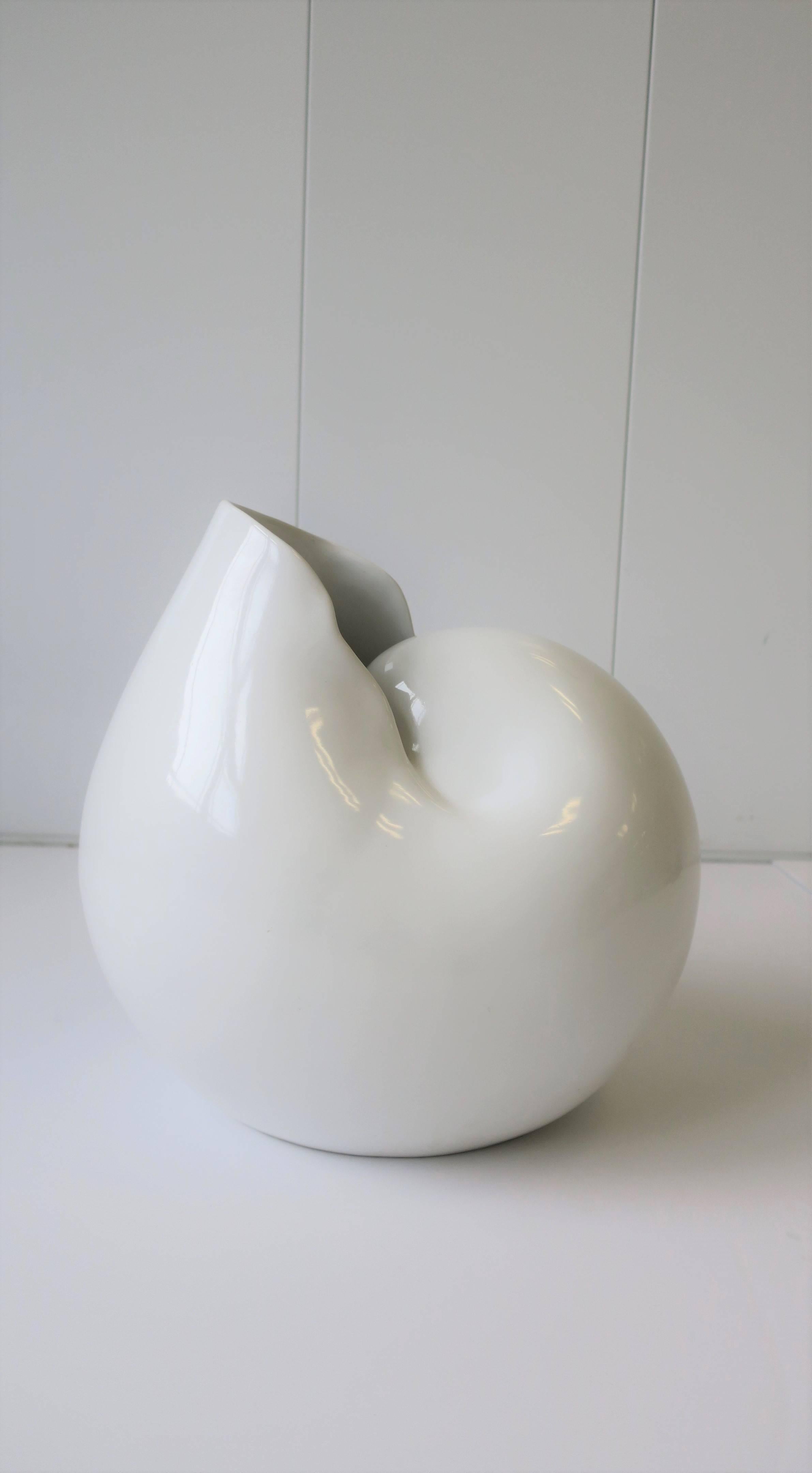 vase sculpture