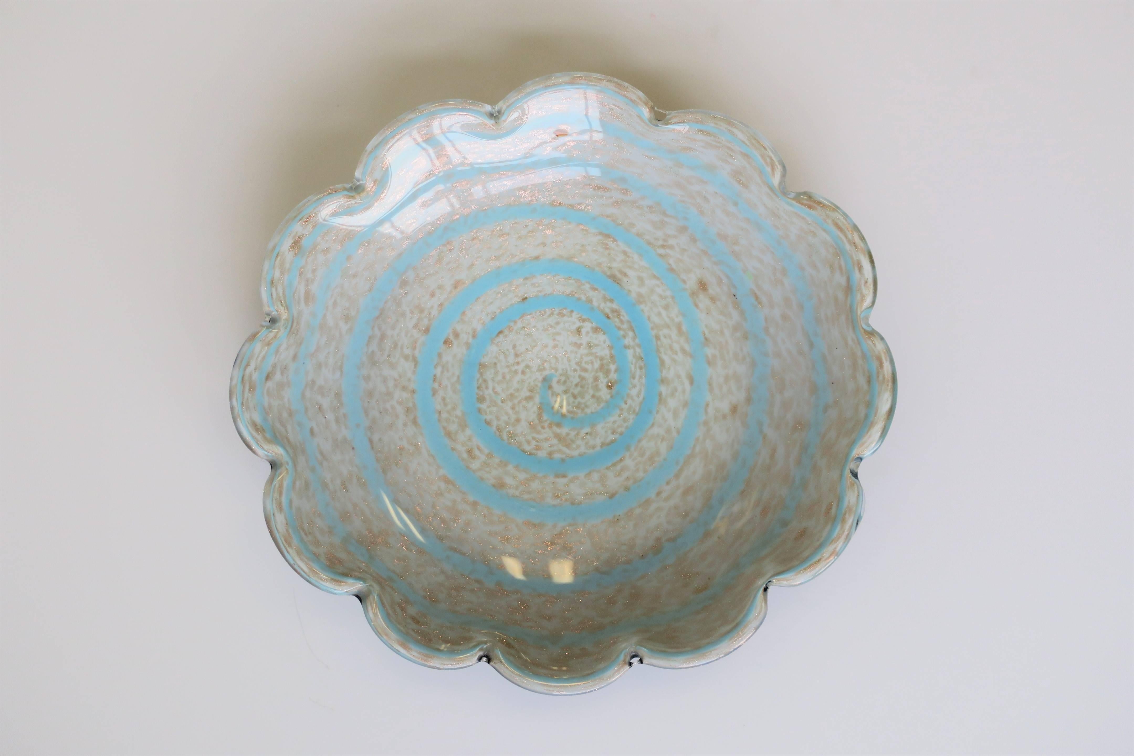 A very beautiful, substantial and fun vintage Italian Murano round blue and white art glass bowl, in the style of Italian designer Alfredo Barbini, circa 20th century, Italy. This Murano art glass bowl is predominantly white with a powder or baby