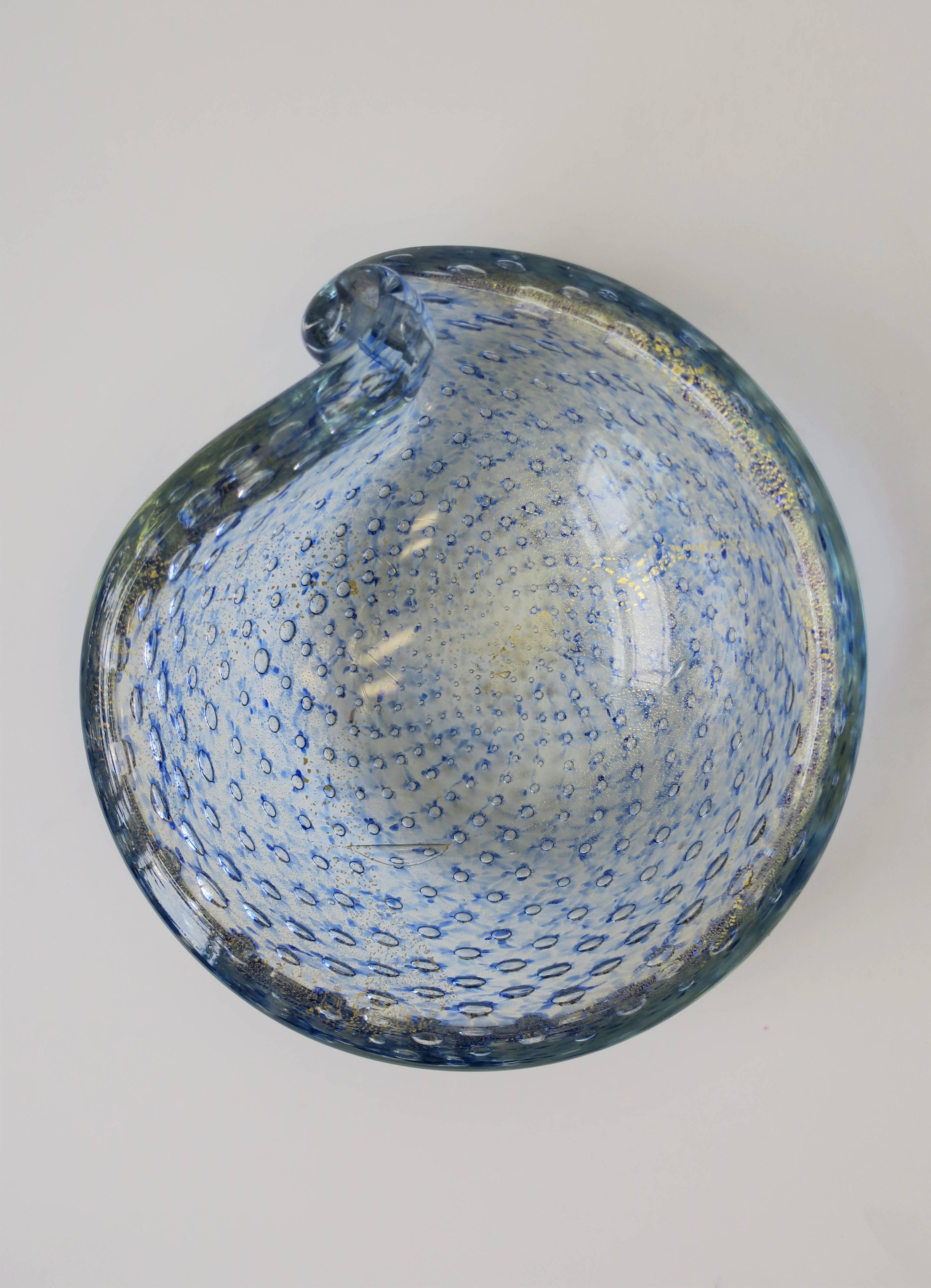 A beautiful and substantial vintage midcentury Italian Murano blue, clear and gold art glass bowl in the style of Italian designer Alfredo Barbini, circa 1960s, Italy. Bowl has a controlled bubble design. Colors blue and gold make a nice combination