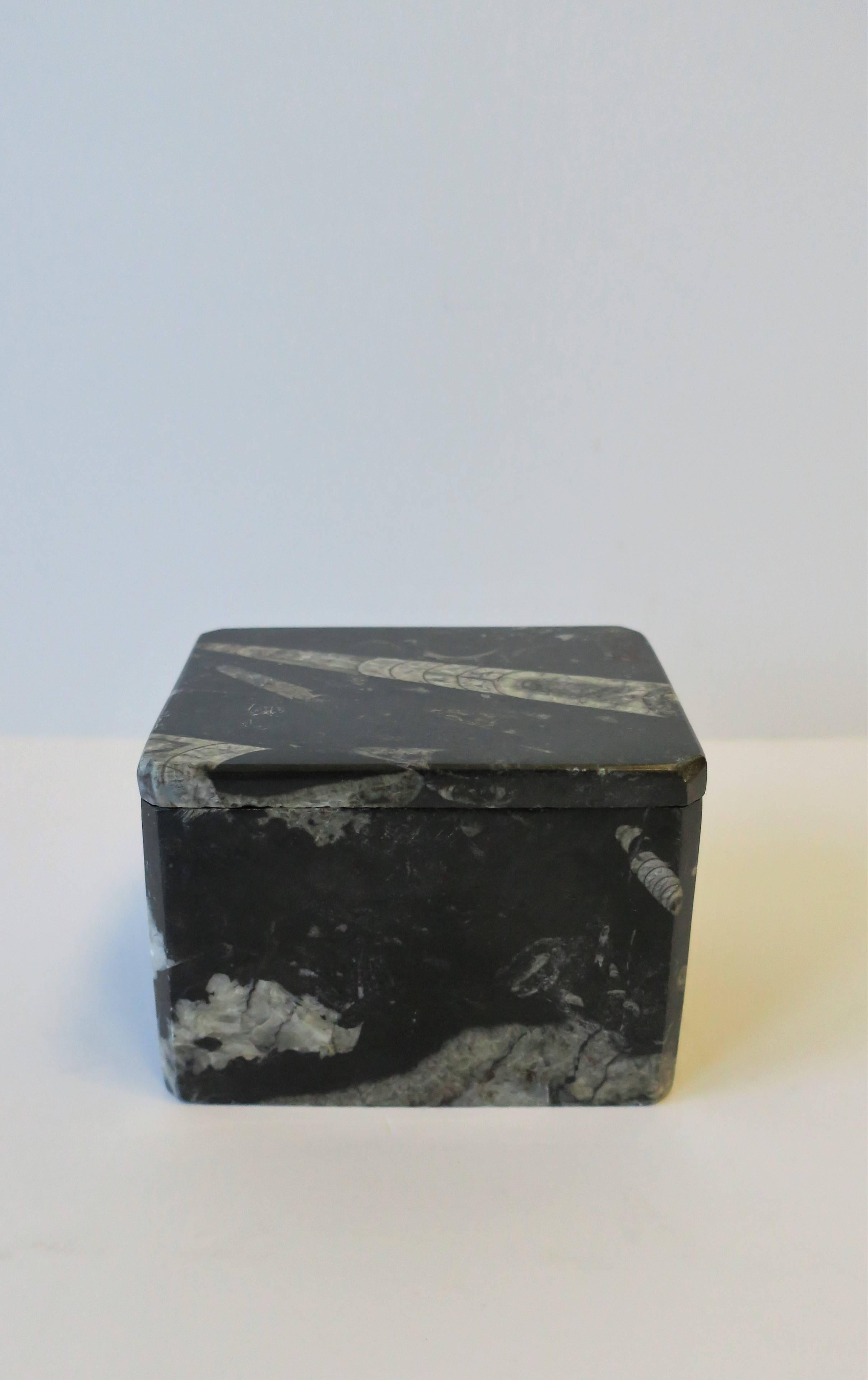 An English modern style black and white stone jewelry or trinket box, circa late-20th century, England. Box has tapered corners and is polished smooth. A great piece for a desk, vanity, closet, etc. Very good condition as shown in images.