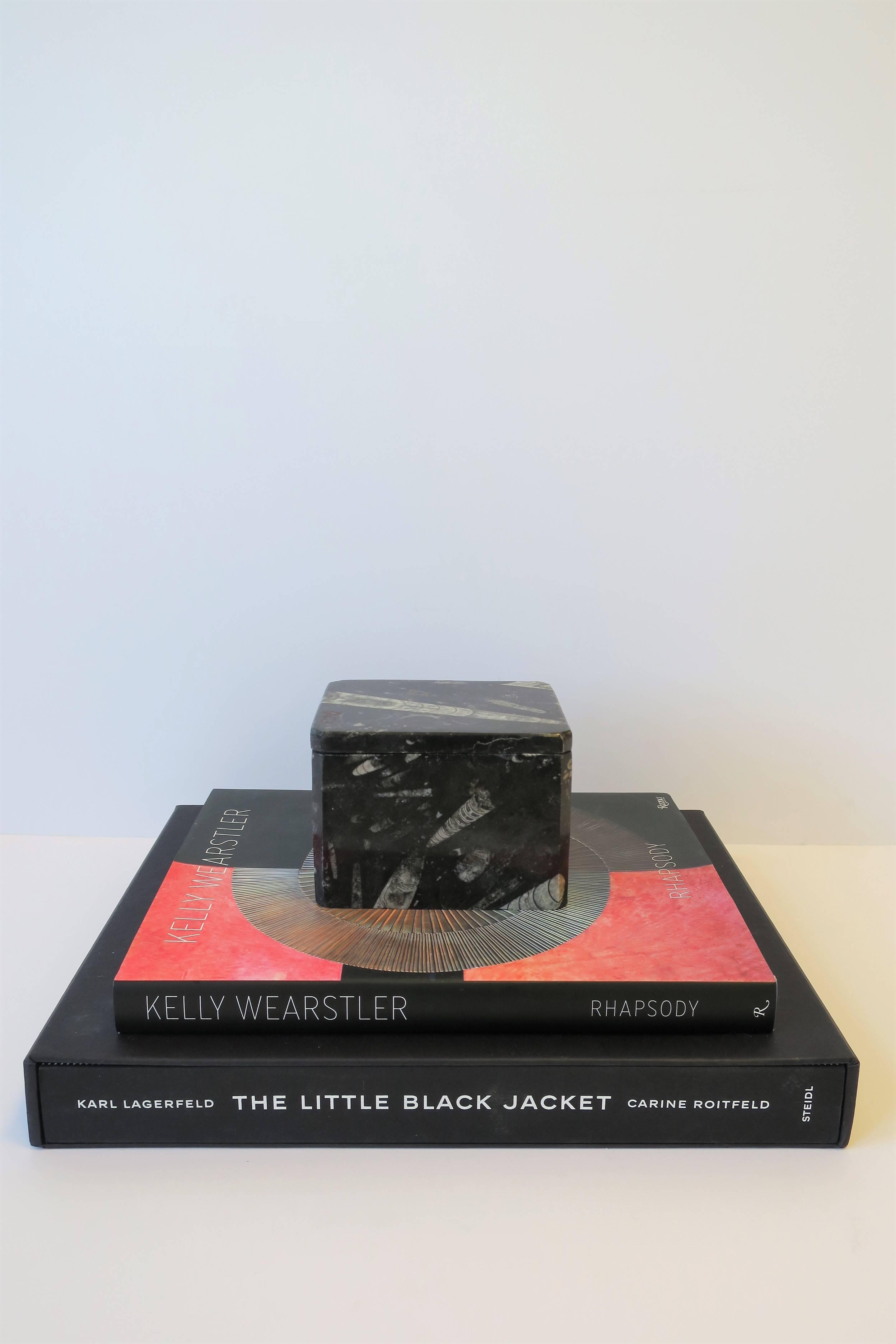 Moderne Boîte à bijoux moderne en pierre noire et blanche en vente