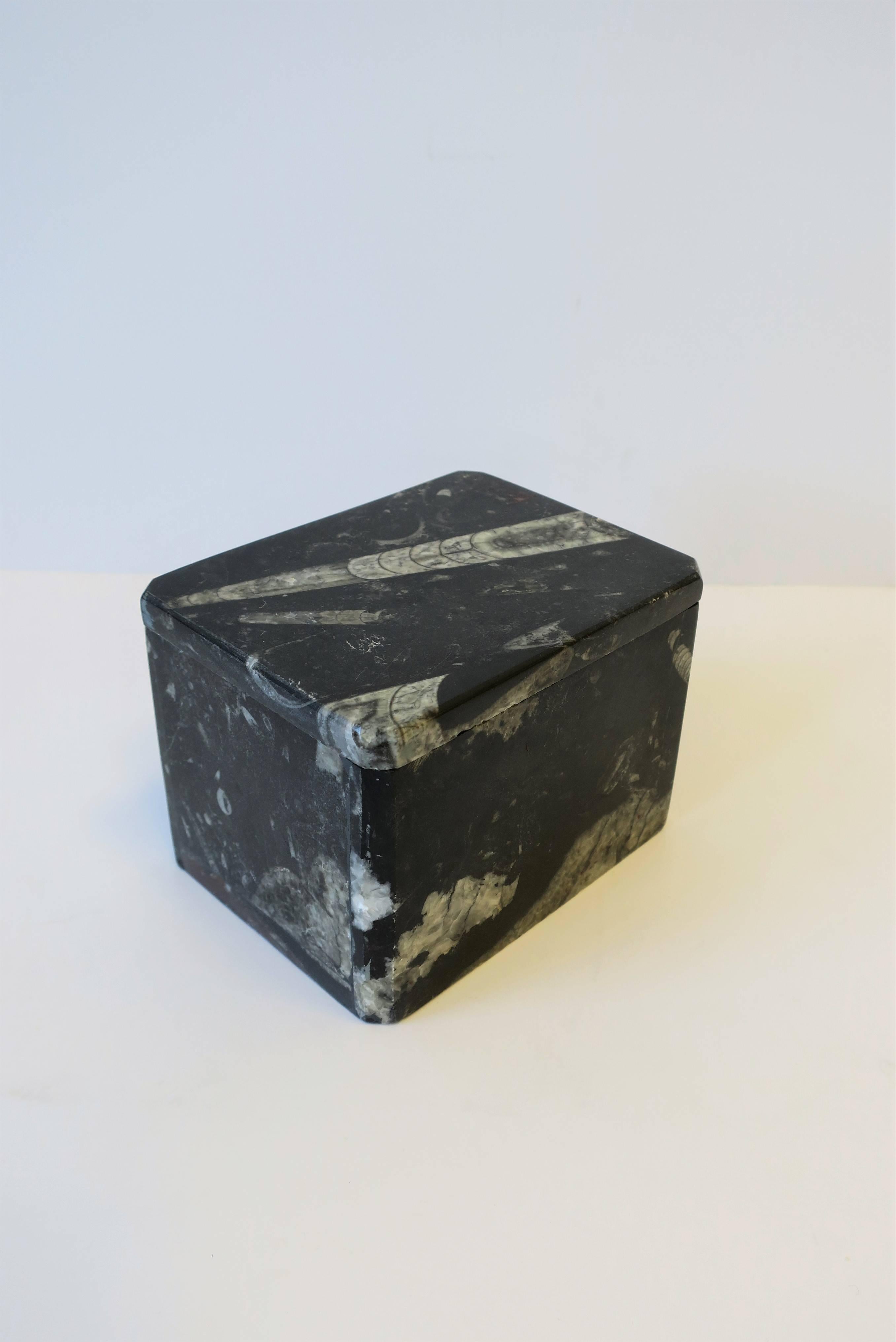Boîte à bijoux moderne en pierre noire et blanche Bon état - En vente à New York, NY