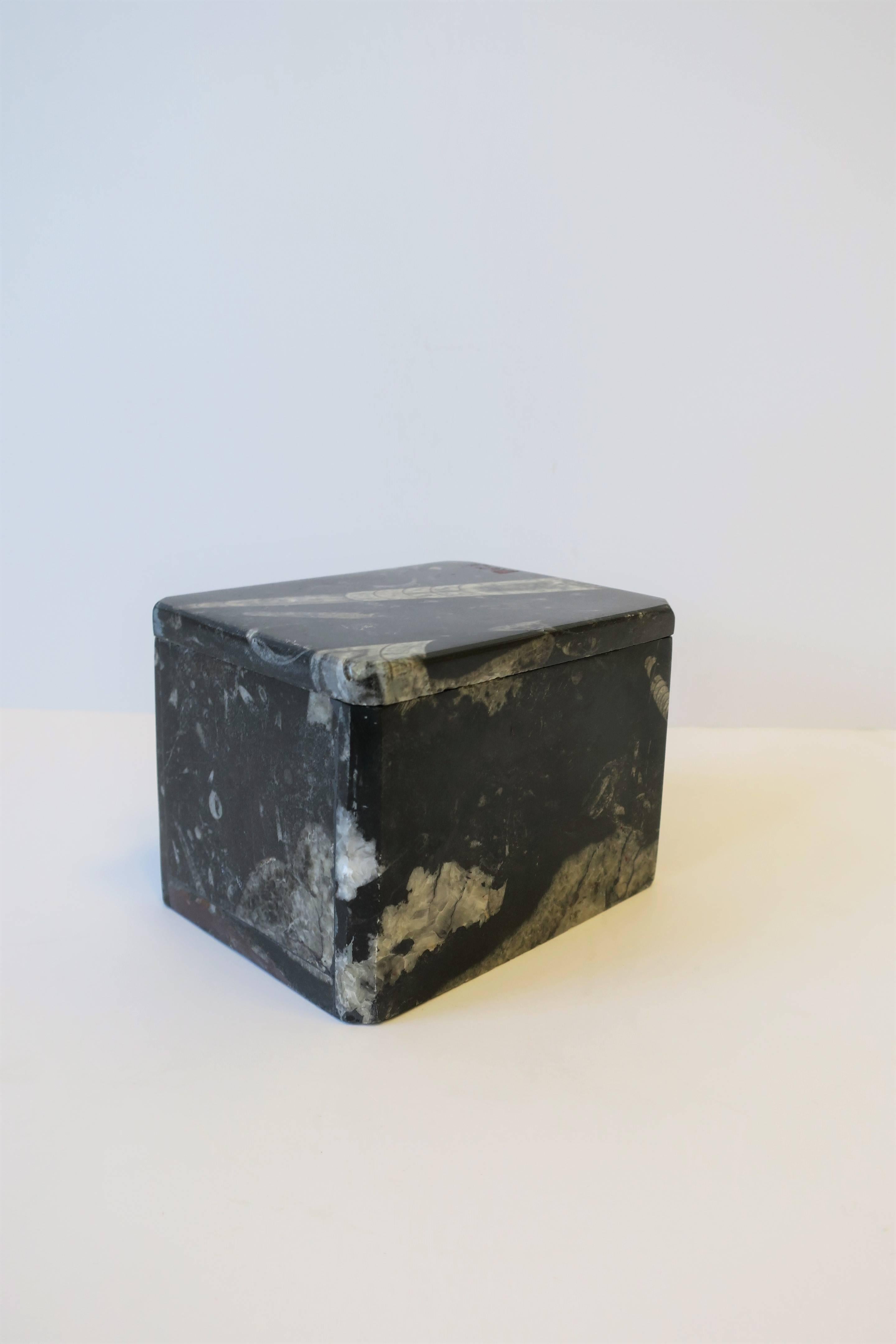 20ième siècle Boîte à bijoux moderne en pierre noire et blanche en vente