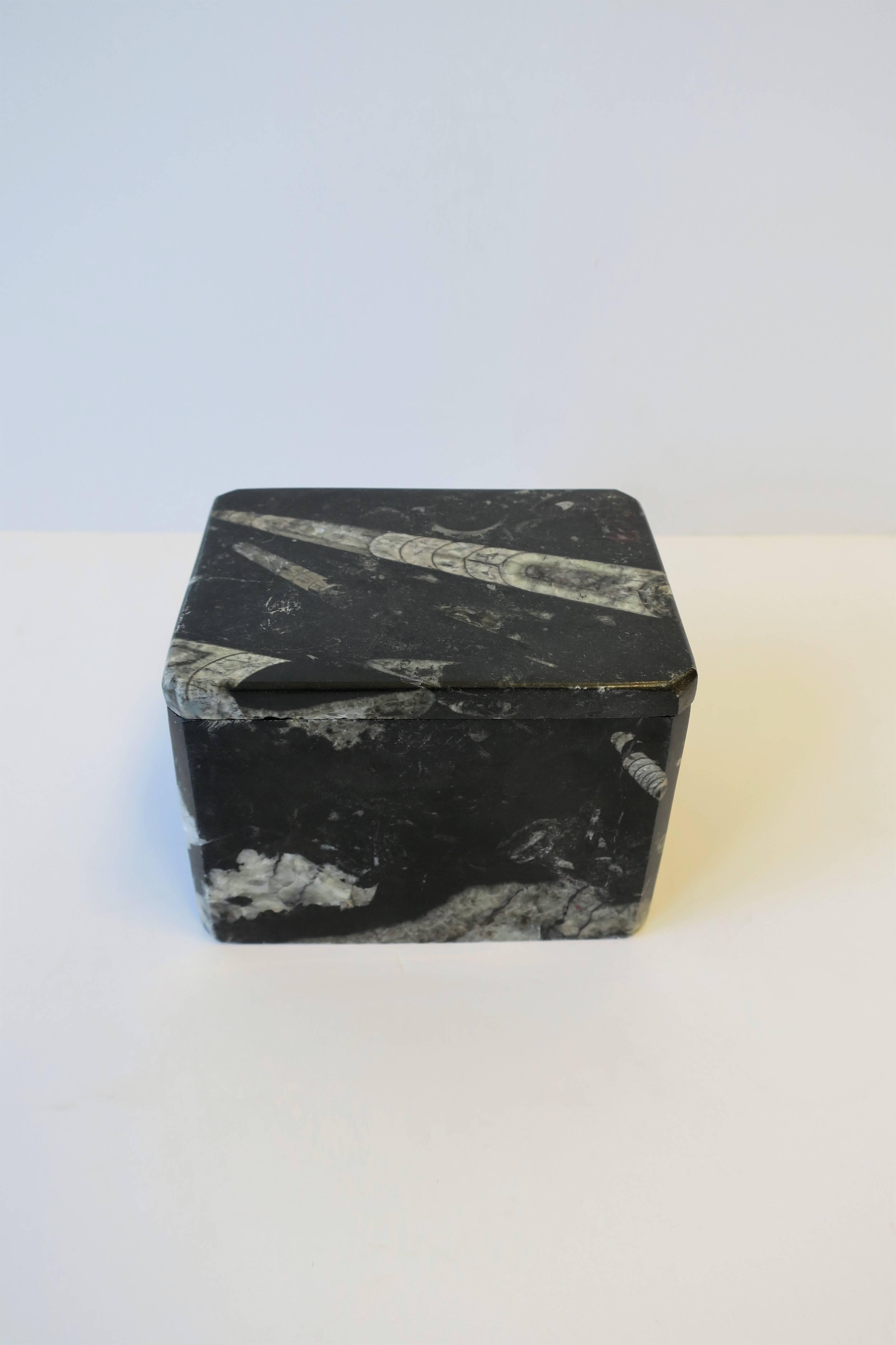 Pierre Boîte à bijoux moderne en pierre noire et blanche en vente