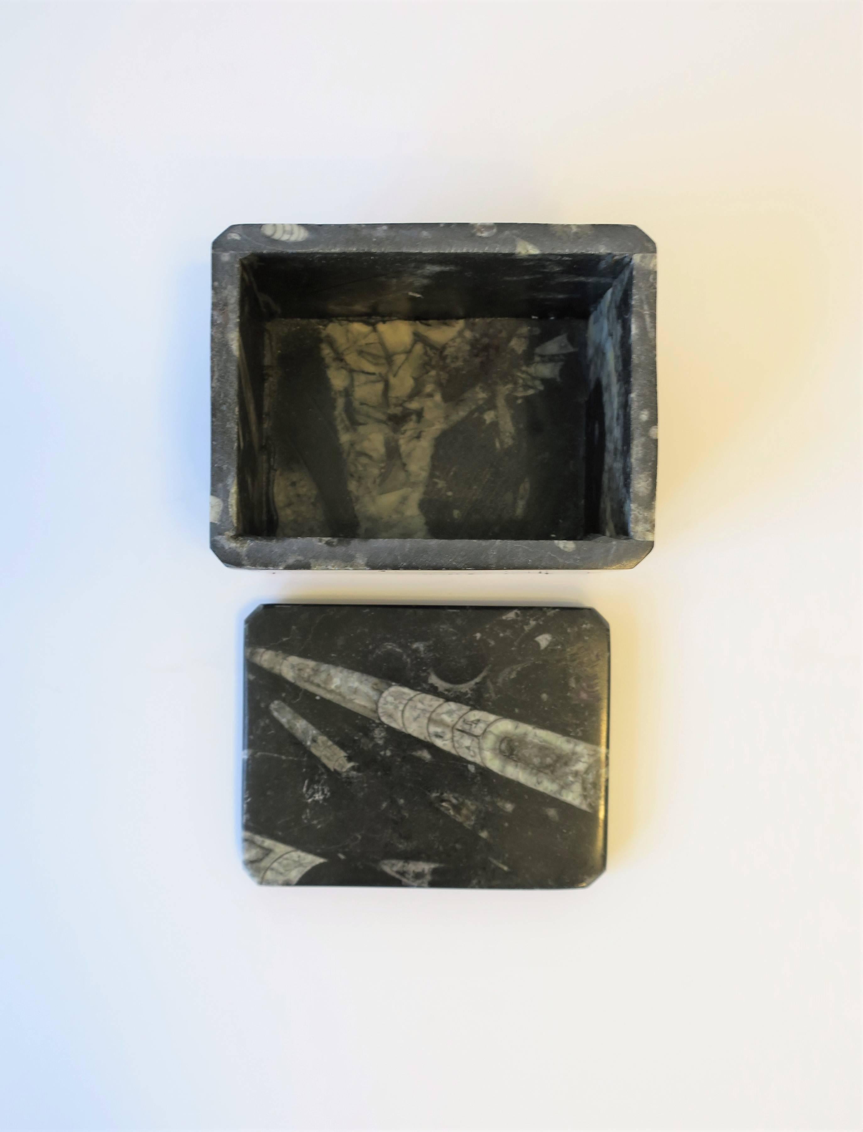 Boîte à bijoux moderne en pierre noire et blanche en vente 2