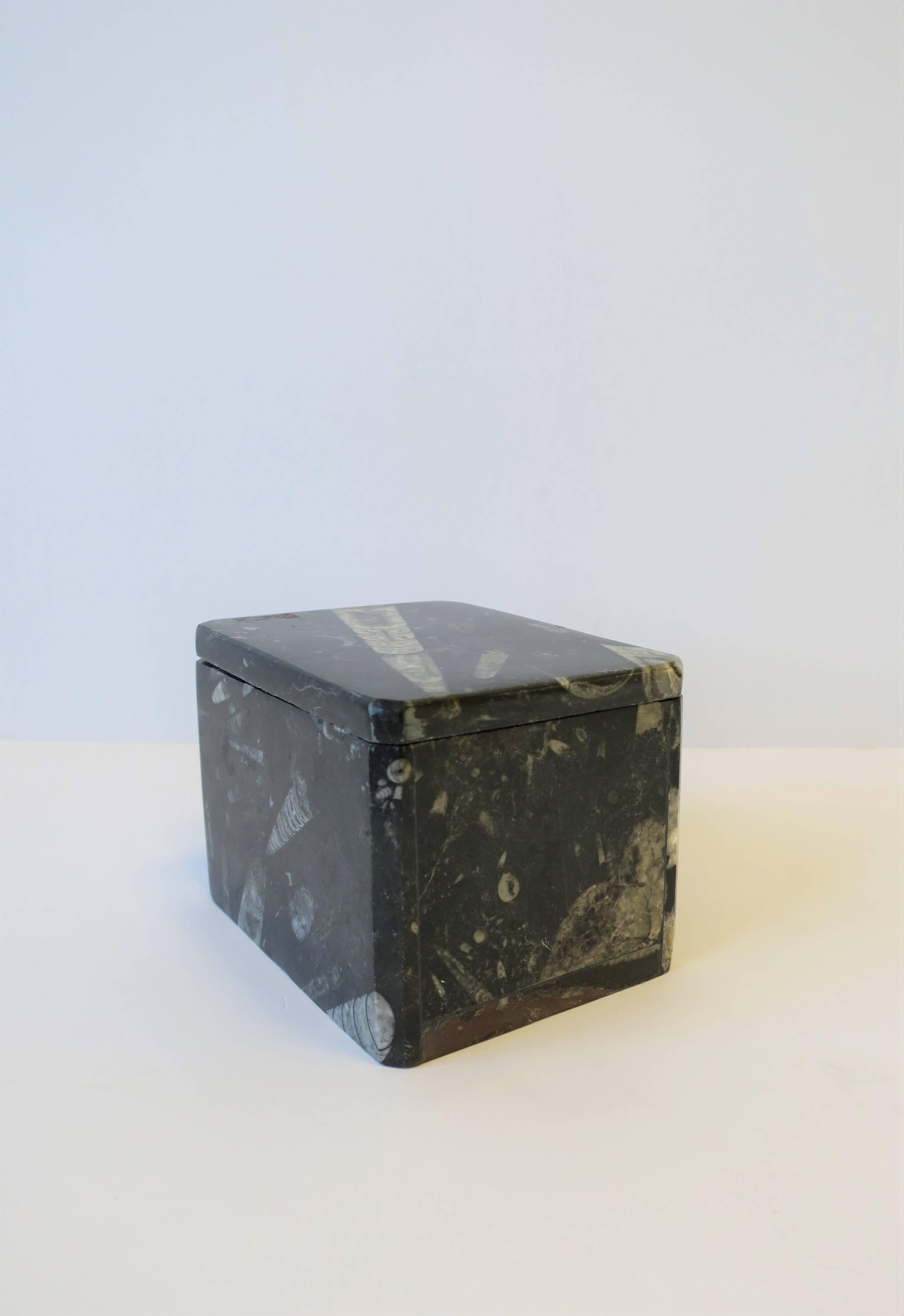 Boîte à bijoux moderne en pierre noire et blanche en vente 1