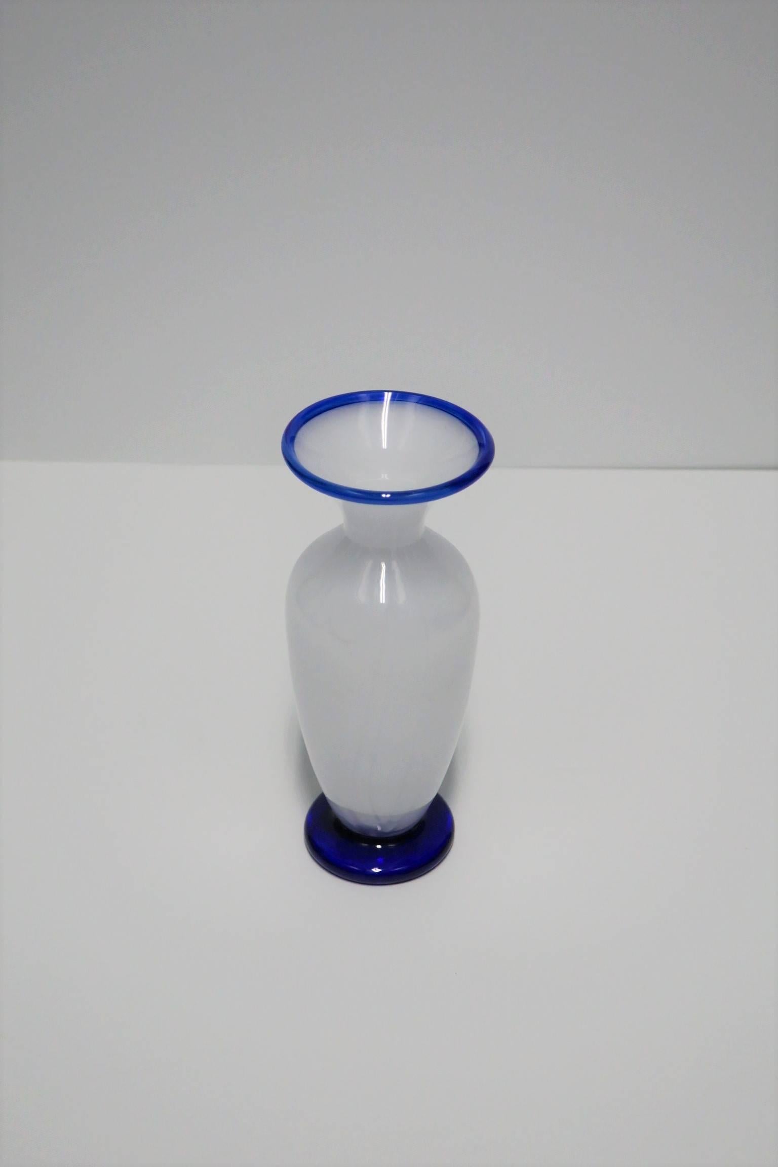 Blue and White Italian Urn Art Glass Vase In Excellent Condition In New York, NY
