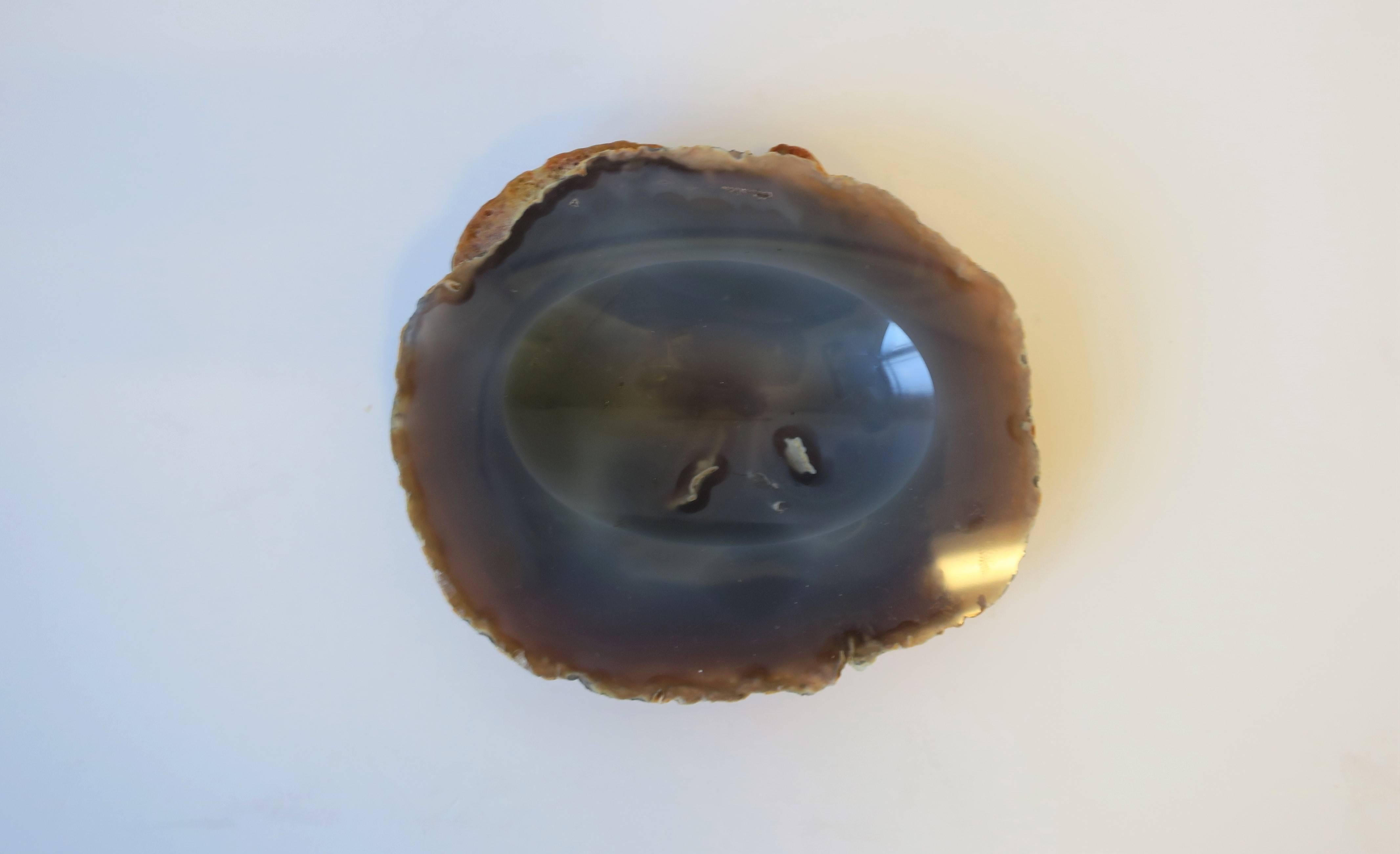 A beautiful blue grey agate onyx vessel, Organic Modern, circa 20th century. Piece can work as a small jewelry dish, a standalone decorative piece, or paperweight/desk accessory for small items, etc. Elegant and convenient for a table, desk, shelf.