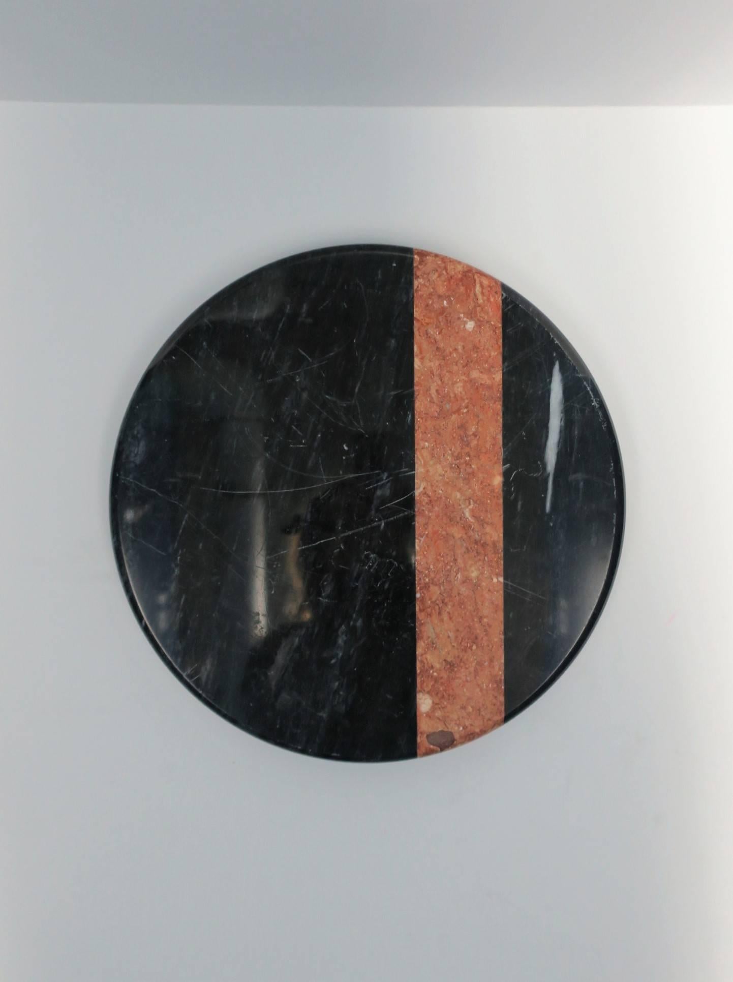 A vintage Modern black and red-ish marble Lazy Susan, from designer Georges Briard, circa 1970s. A chic piece for your kitchen or entertaining. Use it to hold salt/pepper, condiments, or use to hold small appetizers, cheese/meat platter for