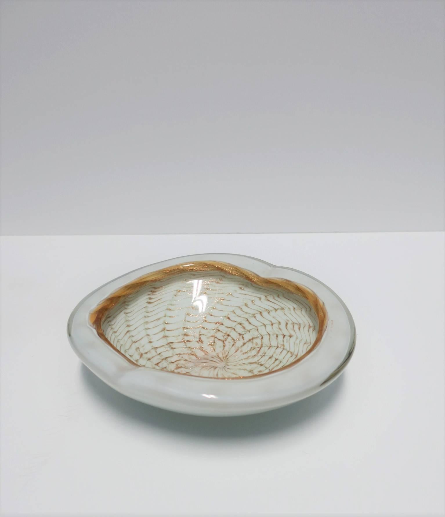 Mid-Century moderno Ciotola o posacenere in vetro artistico bianco italiano di Murano
