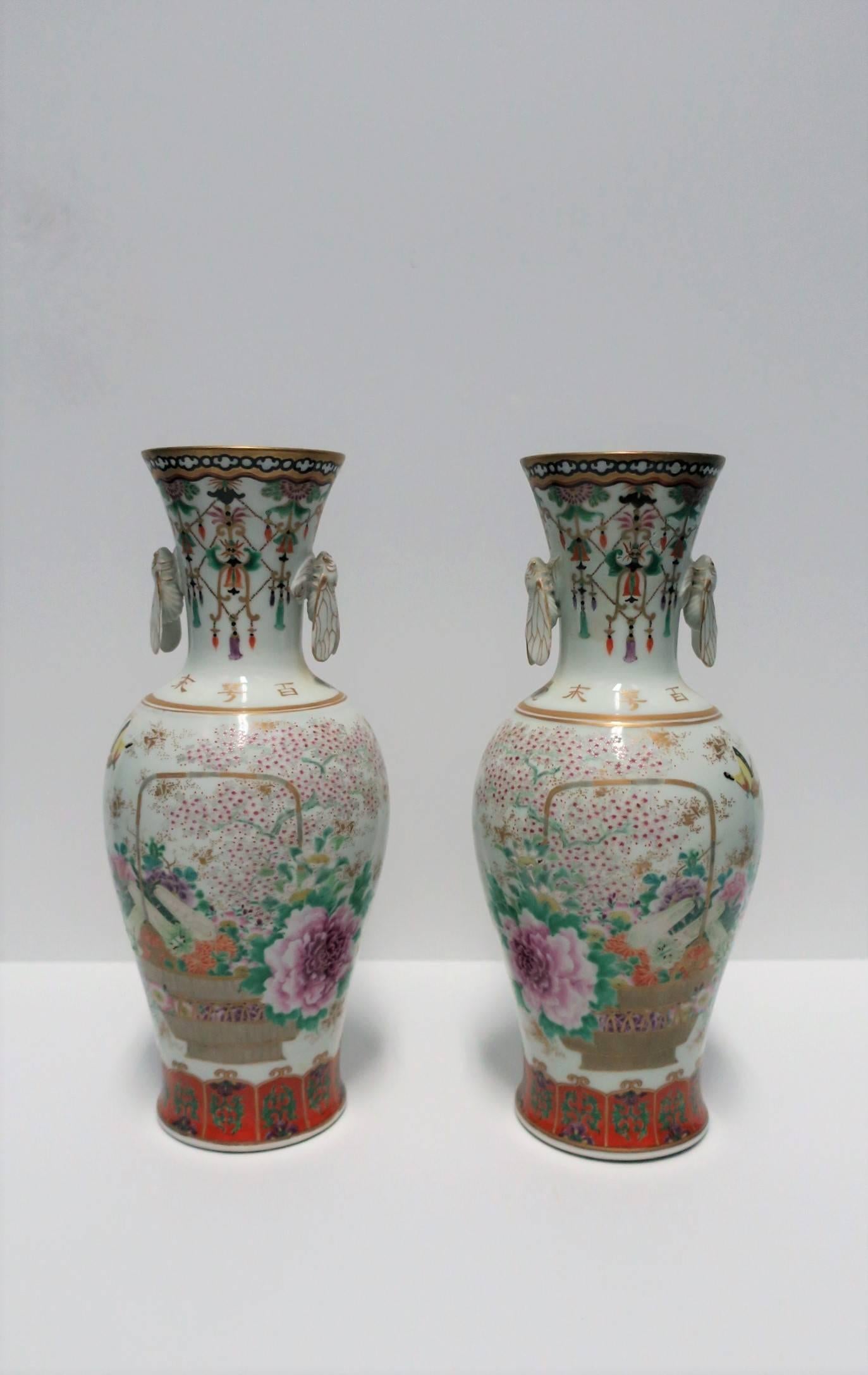 Polychromé Paire de vases en porcelaine Kutani Art Déco japonaise de la période Meiji en vente