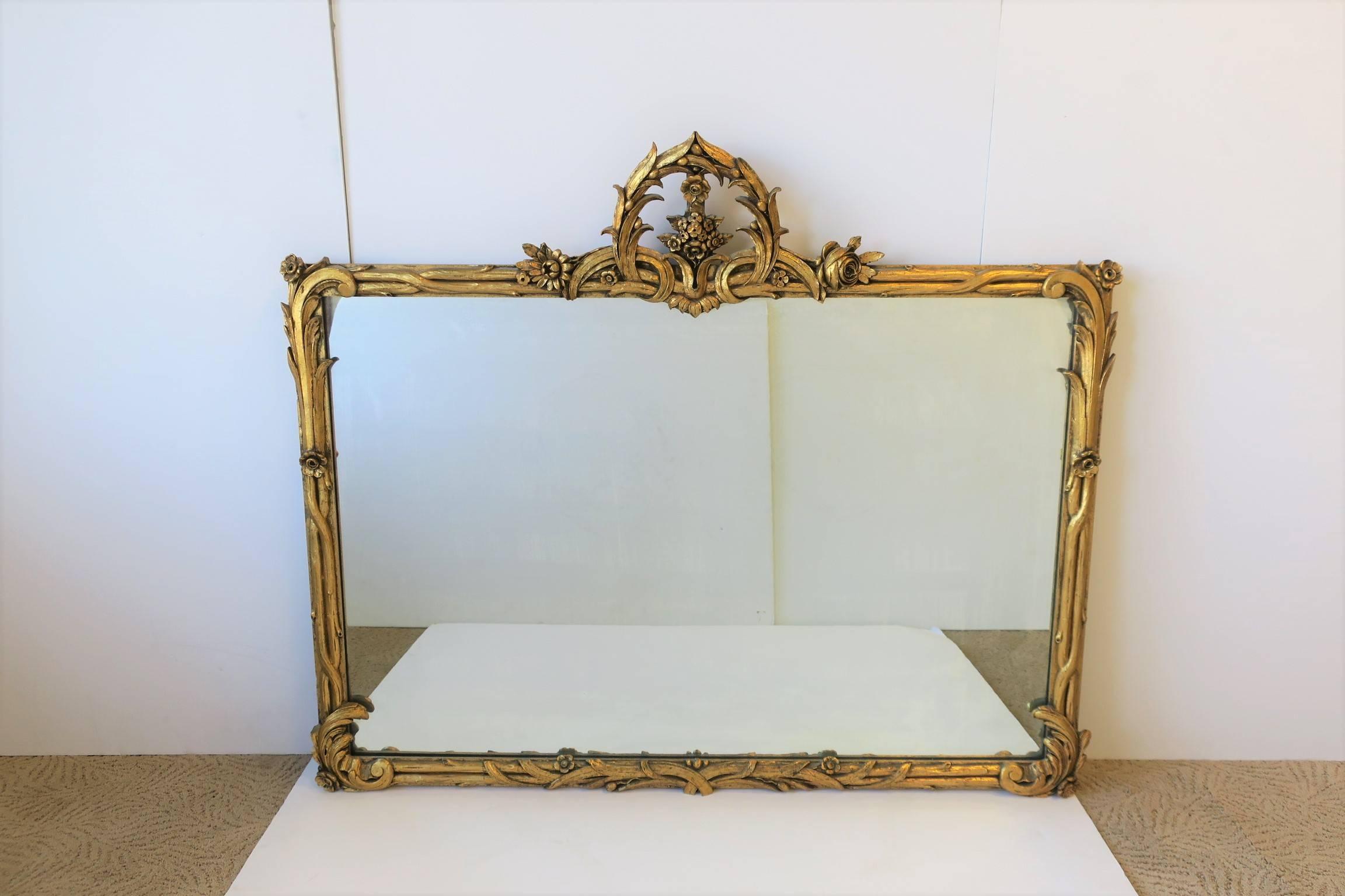 Italian Rococo Gold Giltwood Wall Mirror In Good Condition In New York, NY