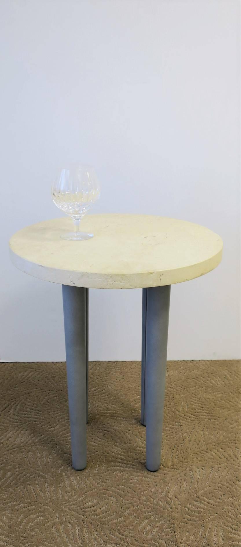 Postmoderne Table d'appoint ou à boire ronde postmoderne en pierre et cuir en vente