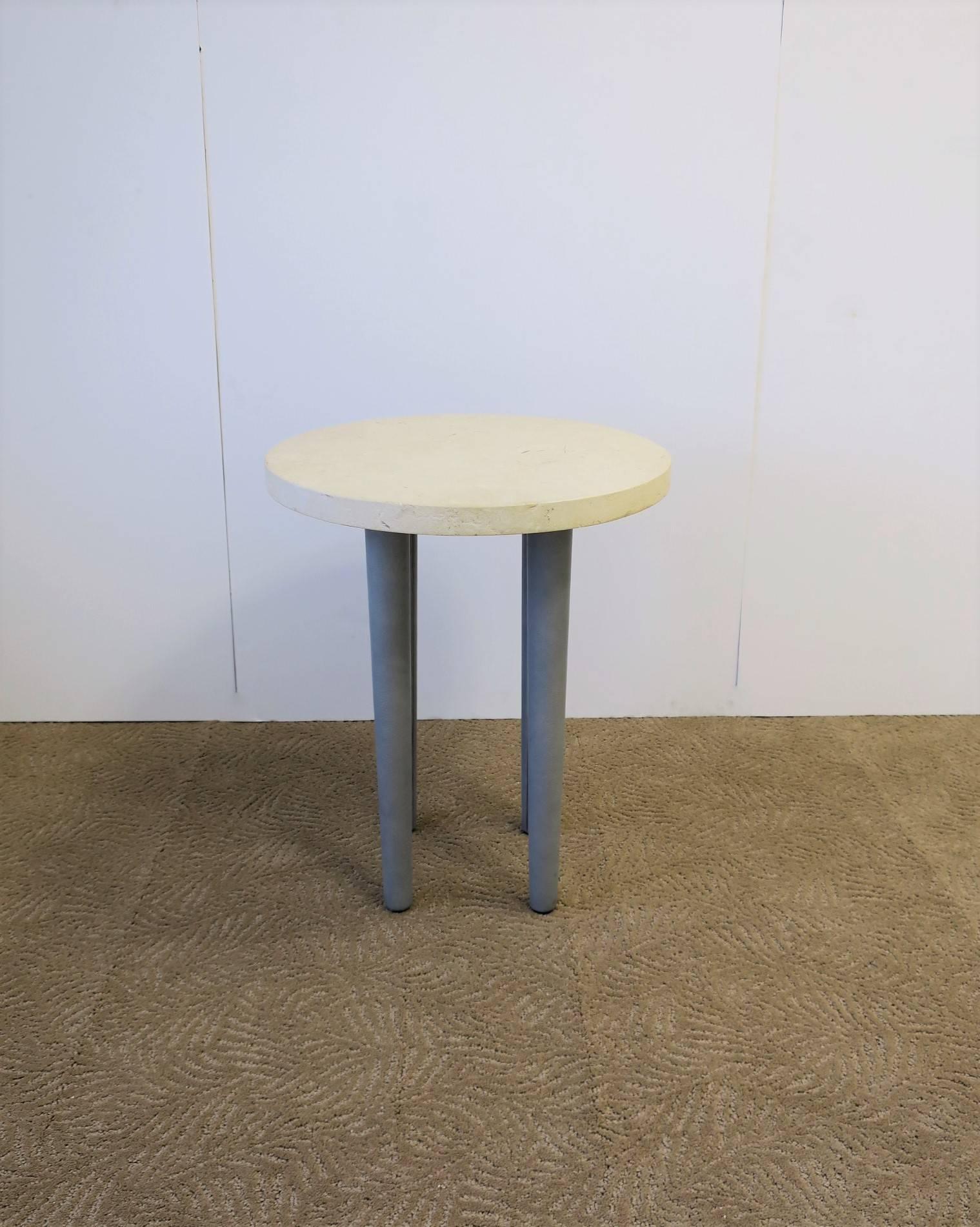 Importante table ronde ou table à boissons post-moderne en pierre et en cuir, vers la fin du XXe siècle. Le plateau en pierre ronde sable/beige (semblable au marbre travertin) a une épaisseur importante de 1,38 pouces et est légèrement texturé comme
