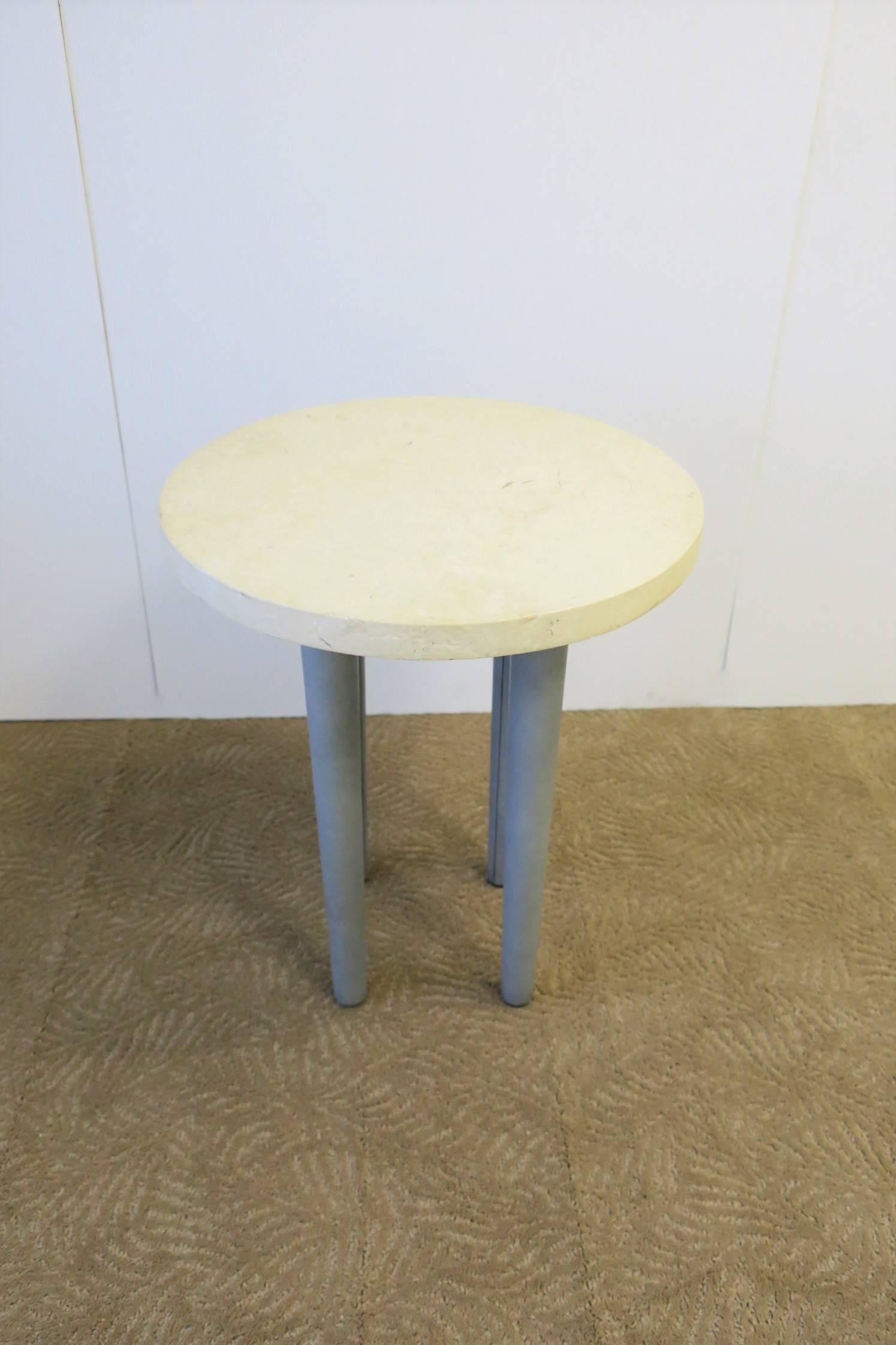 Table d'appoint ou à boire ronde postmoderne en pierre et cuir en vente 4