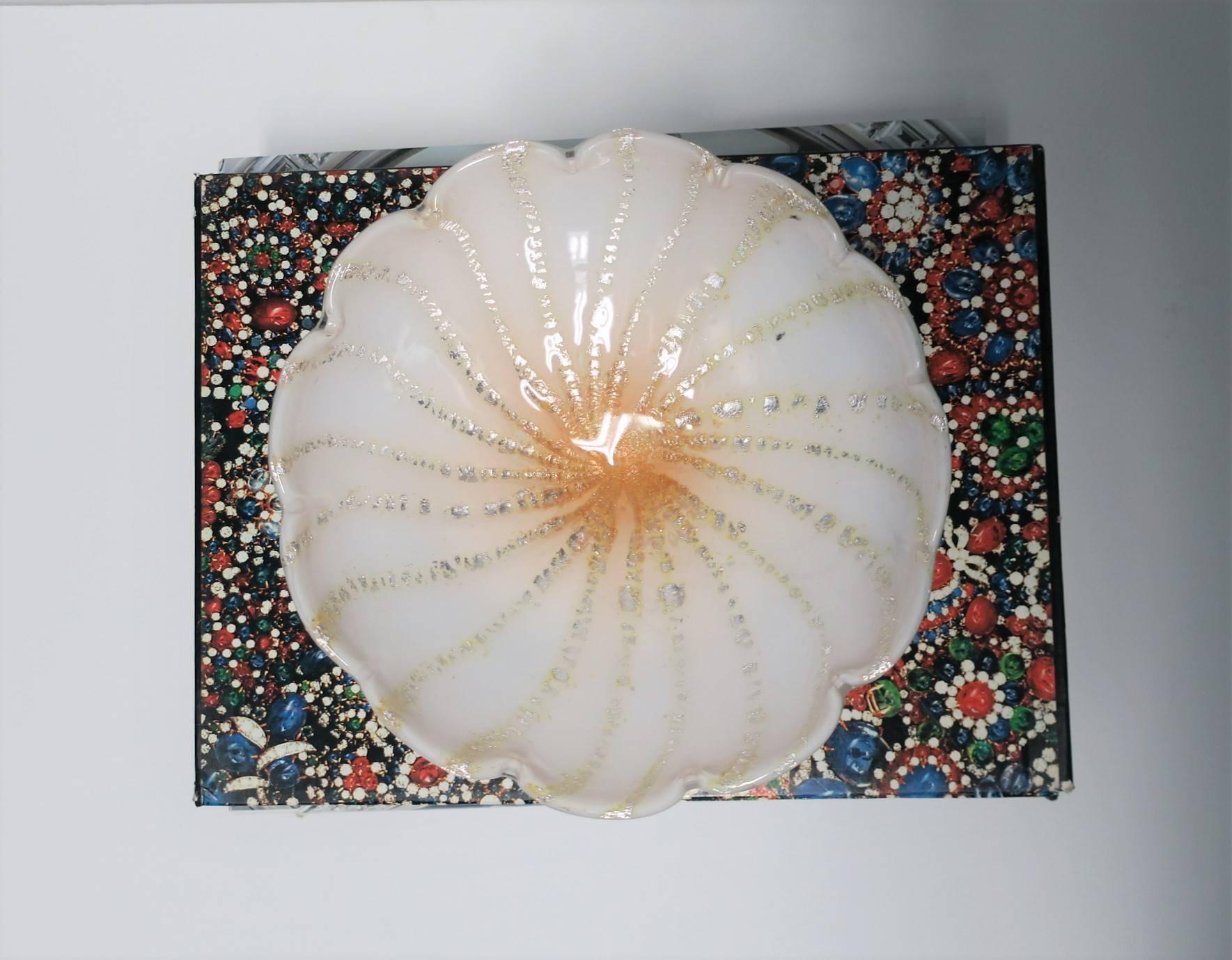 Italienische Schale oder Aufbewahrungsbehälter aus weißem und silbernem Murano-Kunstglas im Barbini-Stil (Moderne der Mitte des Jahrhunderts) im Angebot