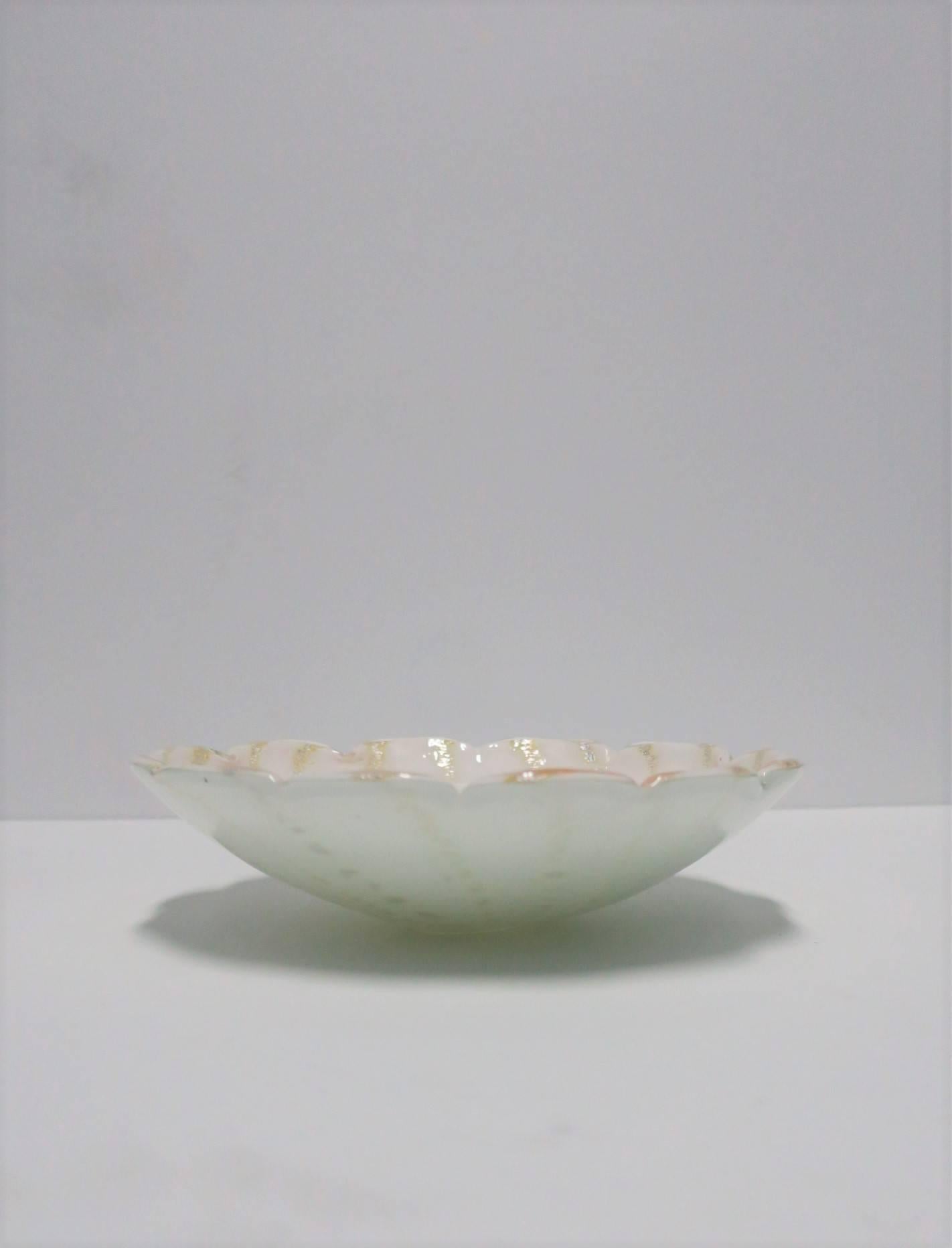 Italienische Schale oder Aufbewahrungsbehälter aus weißem und silbernem Murano-Kunstglas im Barbini-Stil im Zustand „Gut“ im Angebot in New York, NY