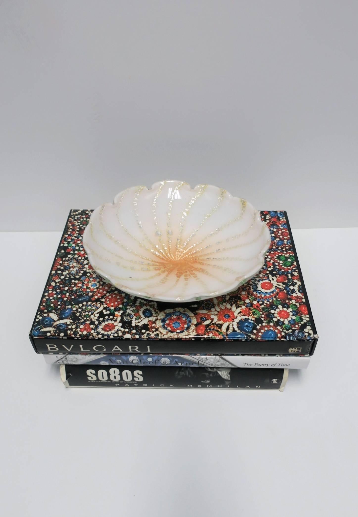 Italienische Schale oder Aufbewahrungsbehälter aus weißem und silbernem Murano-Kunstglas im Barbini-Stil im Angebot 2