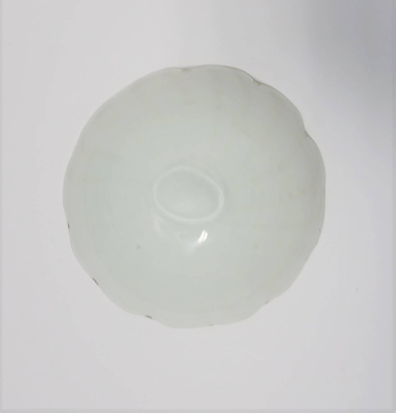 Italienische Schale oder Aufbewahrungsbehälter aus weißem und silbernem Murano-Kunstglas im Barbini-Stil im Angebot 4