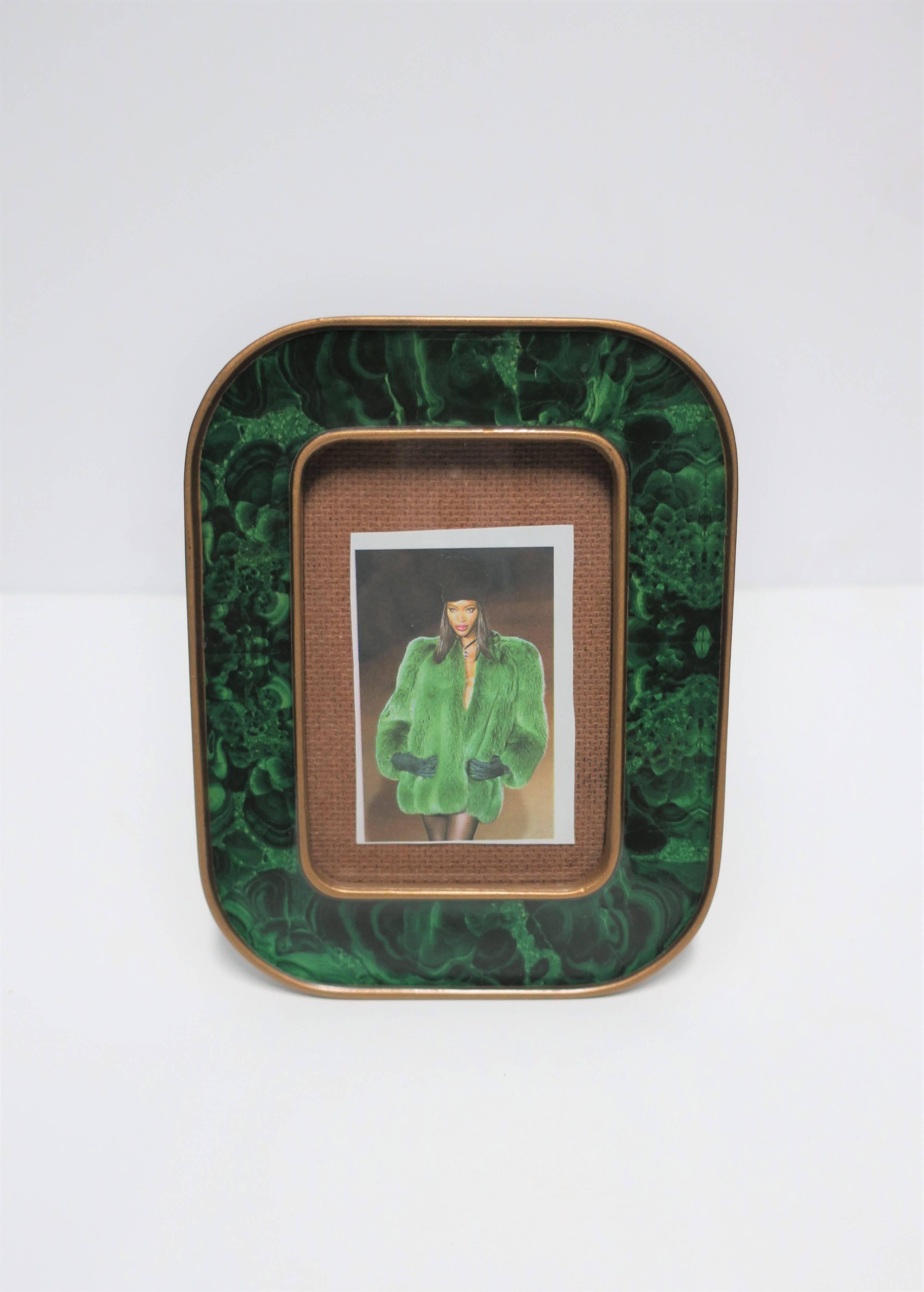 A Modern green malachite lacquer and brass picture frame. Fame can sit vertical or horizontal. 

Frame measures: 6.5 in. H x 5.13 in. W (inside photo area is 4.38 in. x 3 in.)





