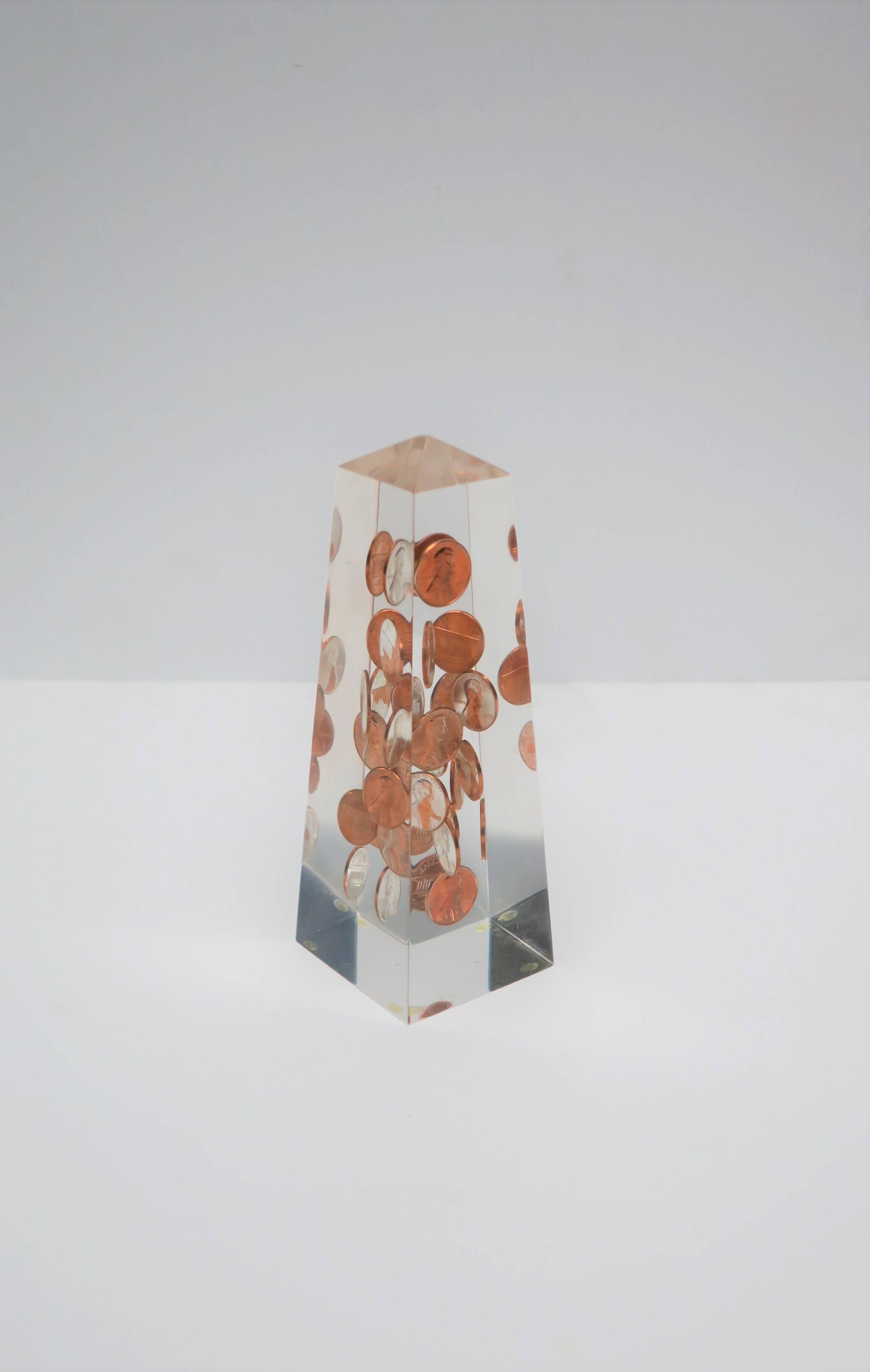 Obélisque moderne en lucite et cuivre en forme de poule, vers 1970 Bon état - En vente à New York, NY