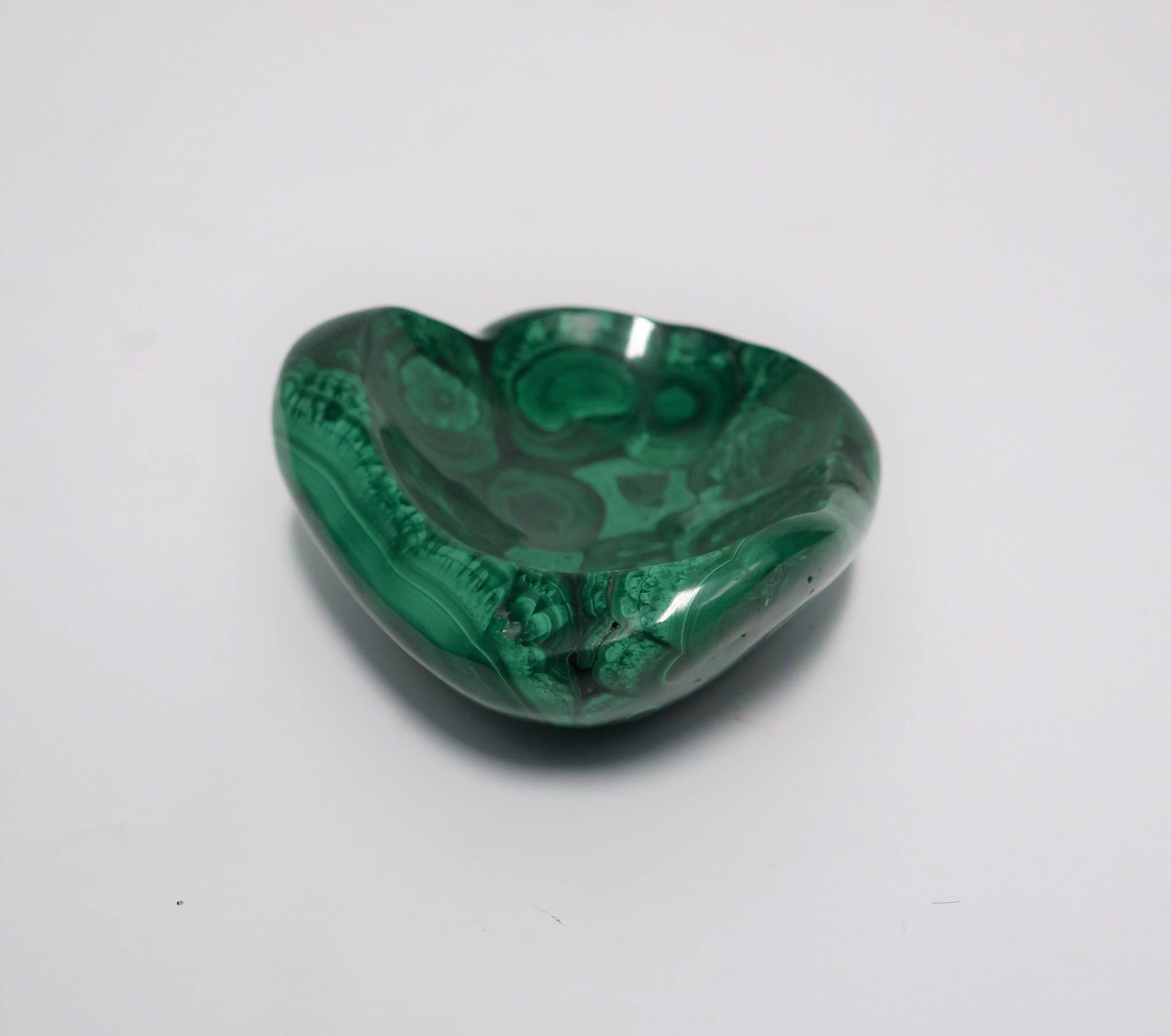 Emerald Green Malachite Bowl In Excellent Condition In New York, NY