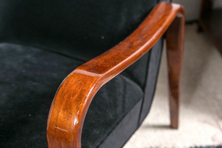 Pair of side chairs in mahogany with bentwood arms, in the style of Thonet.