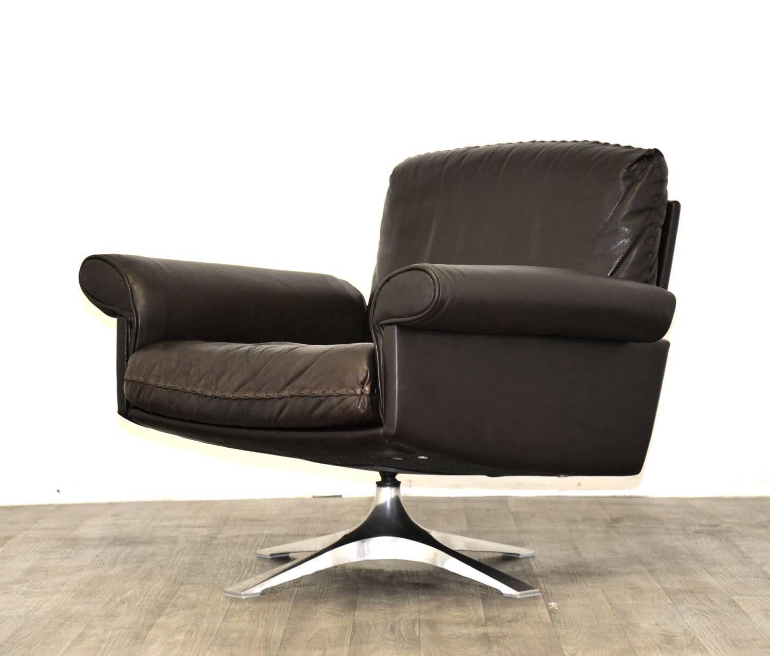 Discounted airfreight for our US Continent and international customers (from 2 weeks door to door)

The Cambridge Chair Company brings to you a vintage 1970s De Sede DS 31 swivel lounge armchair in soft dark chocolate brown aniline leather with
