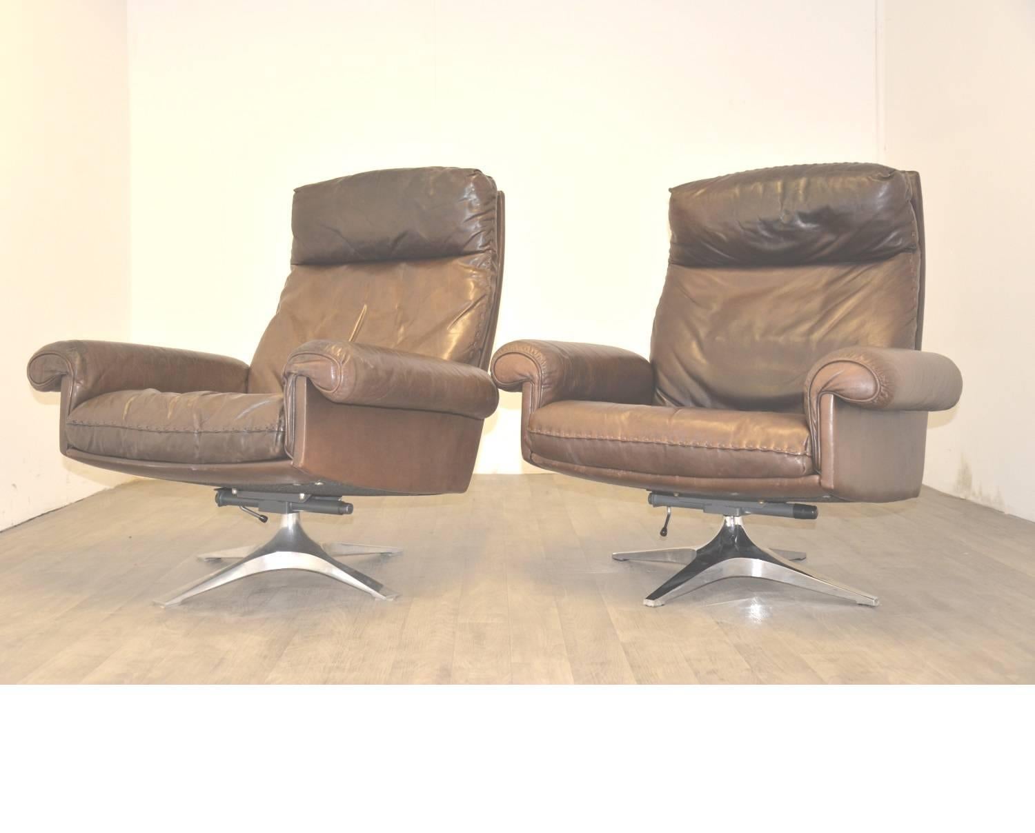 Rare pair of retro De Sede DS-31 highback lounge armchairs in beautiful soft brown leather with whipstitch edge detail. Built in the 1970s by De Sede craftsman in Switzerland, these swivel club armchairs are the ultimate in comfort. Reclining