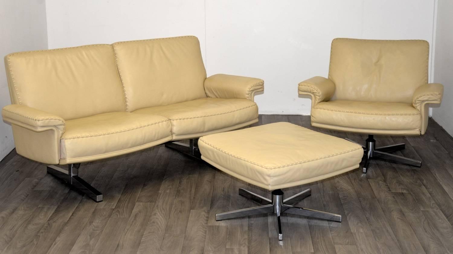 Discounted airfreight for our US Continent and International customers ( from 2 weeks door to door) 

We are delighted to bring to you an extremely rare vintage De Sede DS 35 two-seat sofa and matching swivel lounge armchair and ottoman in beautiful