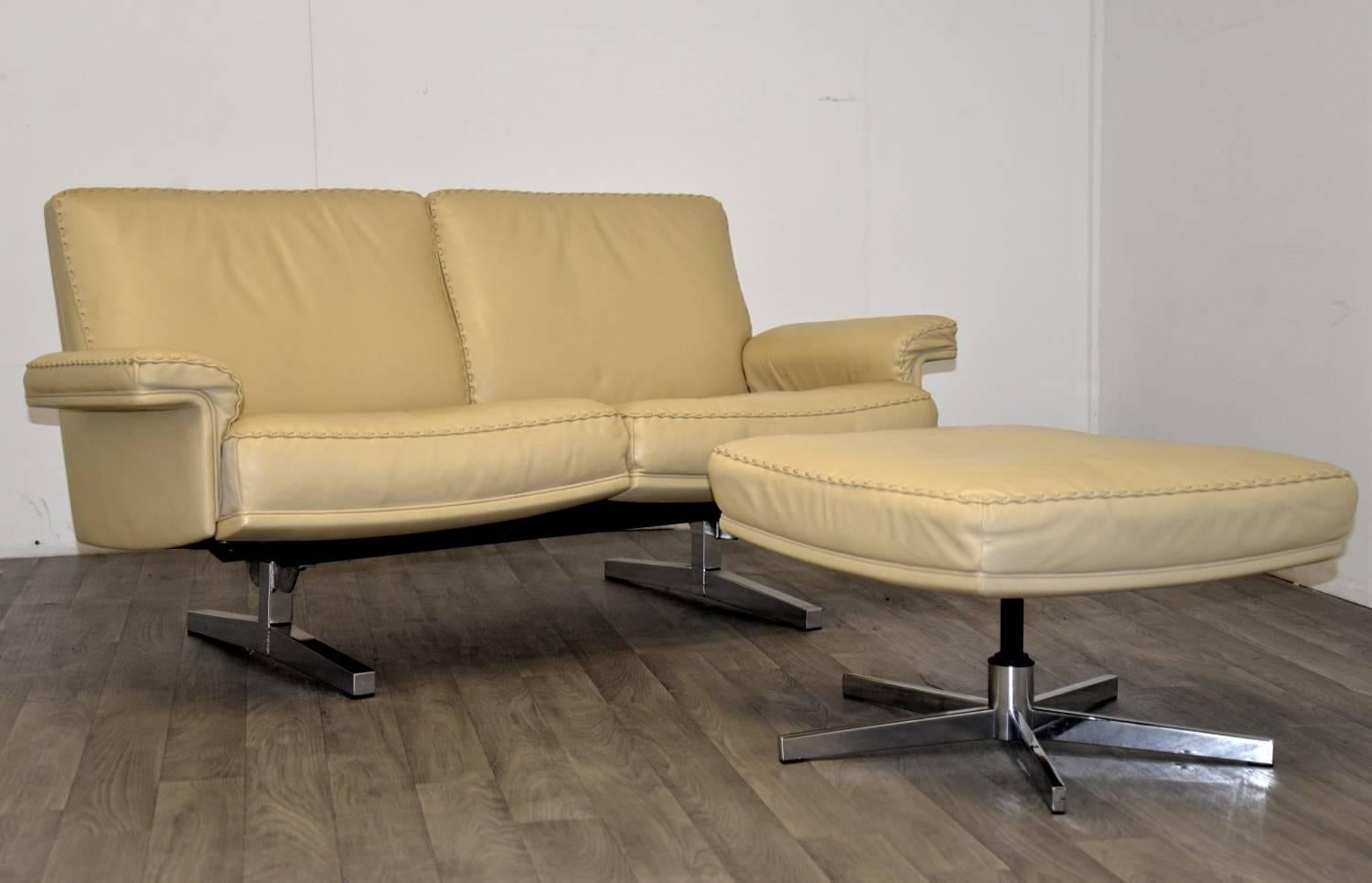 Discounted airfreight for our US Continent and International customers ( from 2 weeks door to door)

We are delighted to bring to you a rarely available and highly desirable retro De Sede DS 35 two-seat sofa or loveseat with ottoman in beautiful