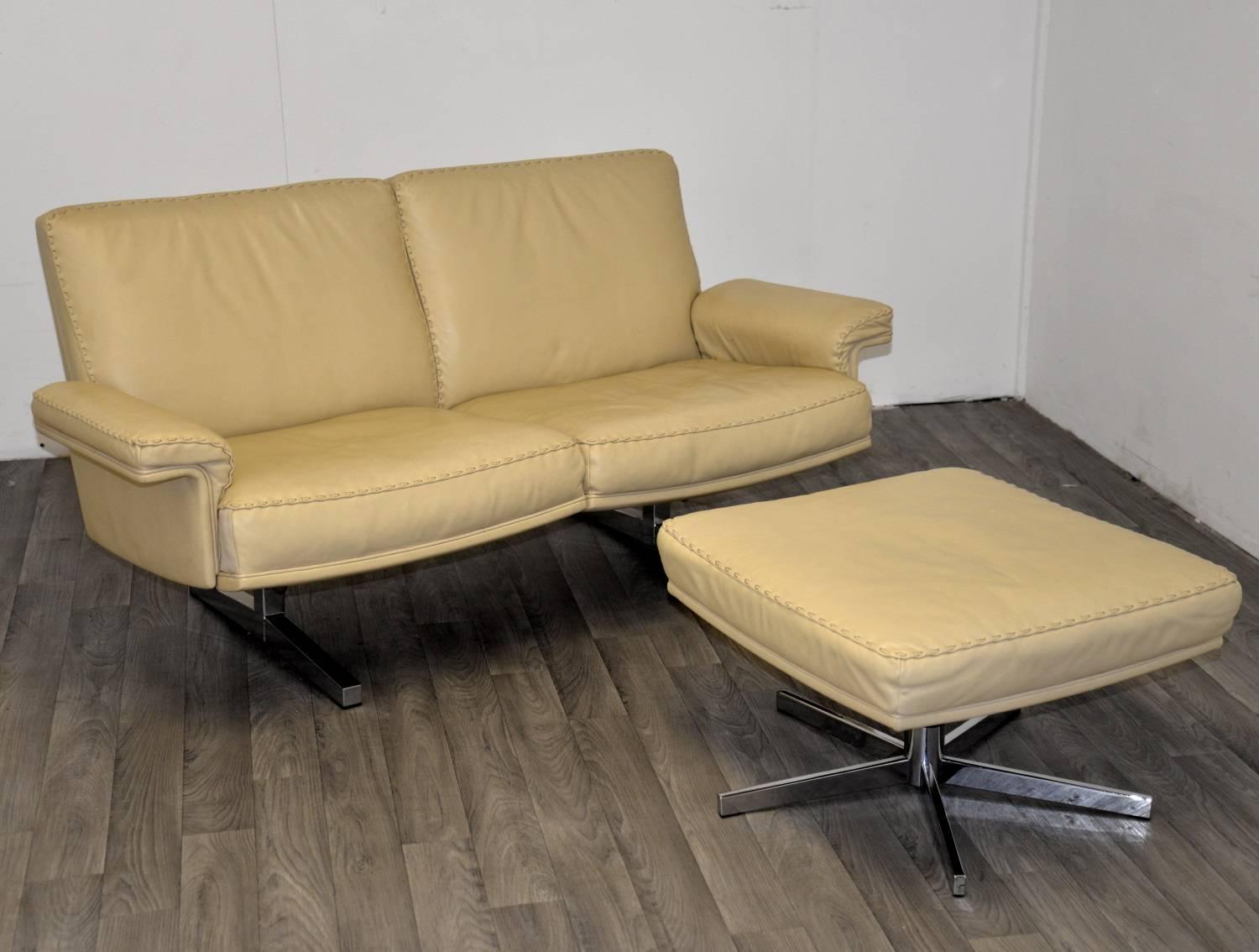 Mid-Century Modern Vintage De Sede DS 35 Two-Seat Sofa or Loveseat with ottoman, 1970s For Sale