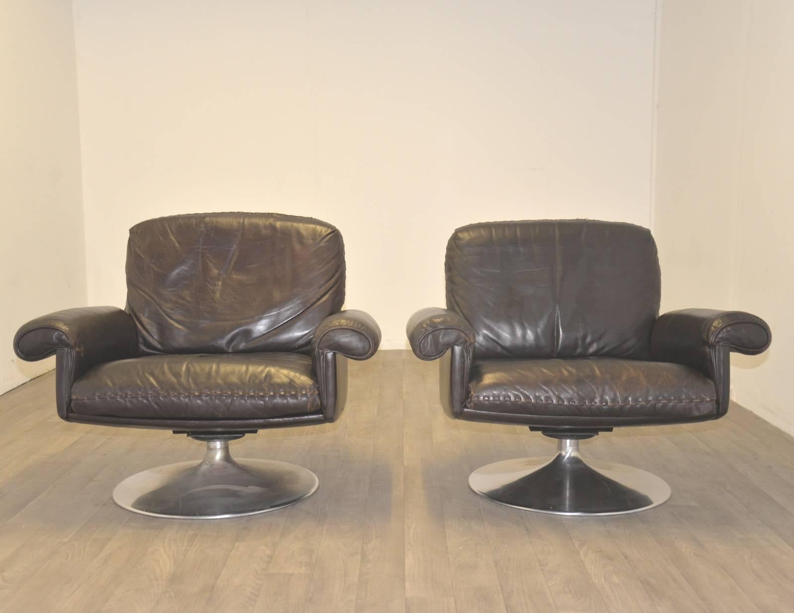 Competitive shipping rates for our US Continent and European customers.
Try before you buy service for our UK mainland customers.
Returns accepted.

A rare find, a pair of retro brown club armchairs standing on a circular swivel chrome-plated
