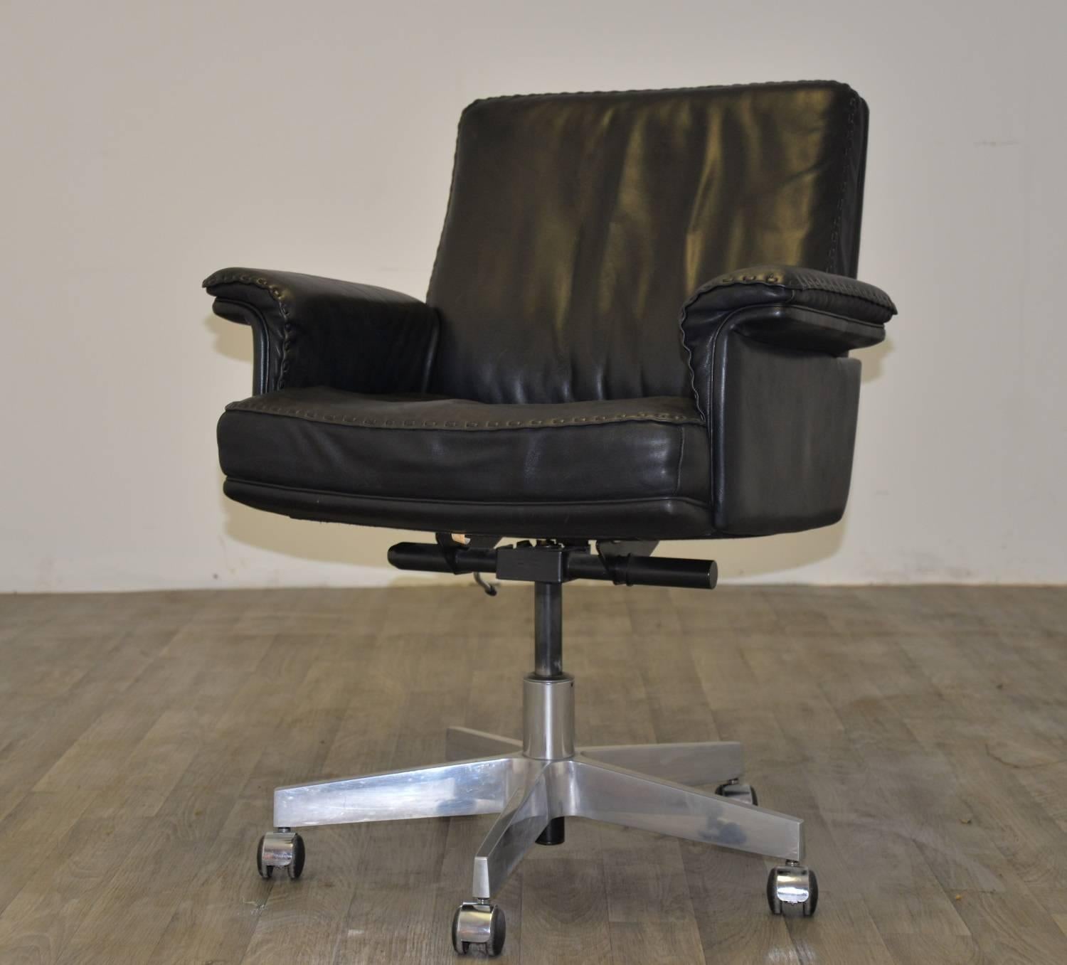 Competitive shipping rates for our US continent and European customers.
Try before you buy service for our UK mainland customers.
Returns accepted.

An extremely rare vintage De Sede DS 35 armchair on casters. Built to incredibly high standards