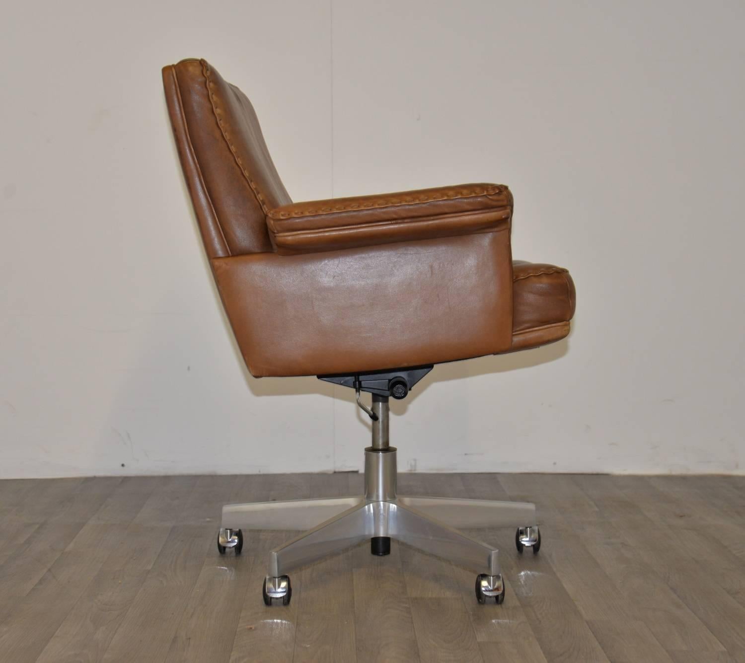 Swiss Vintage De Sede DS 35 Executive Swivel Armchair, 1960s