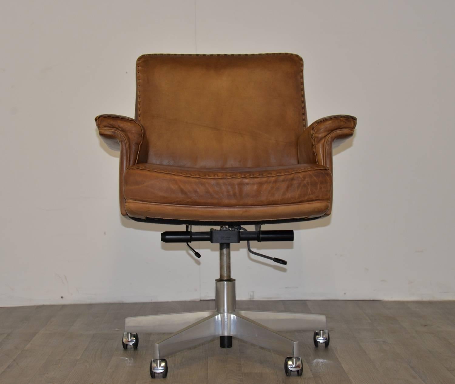 Discounted airfreight for our US and International customers ( from 2 weeks door to door) 

An extremely rare vintage De Sede DS 35 armchair on casters. Built to incredibly high standards by De Sede craftsman in Switzerland. The iconic swivel