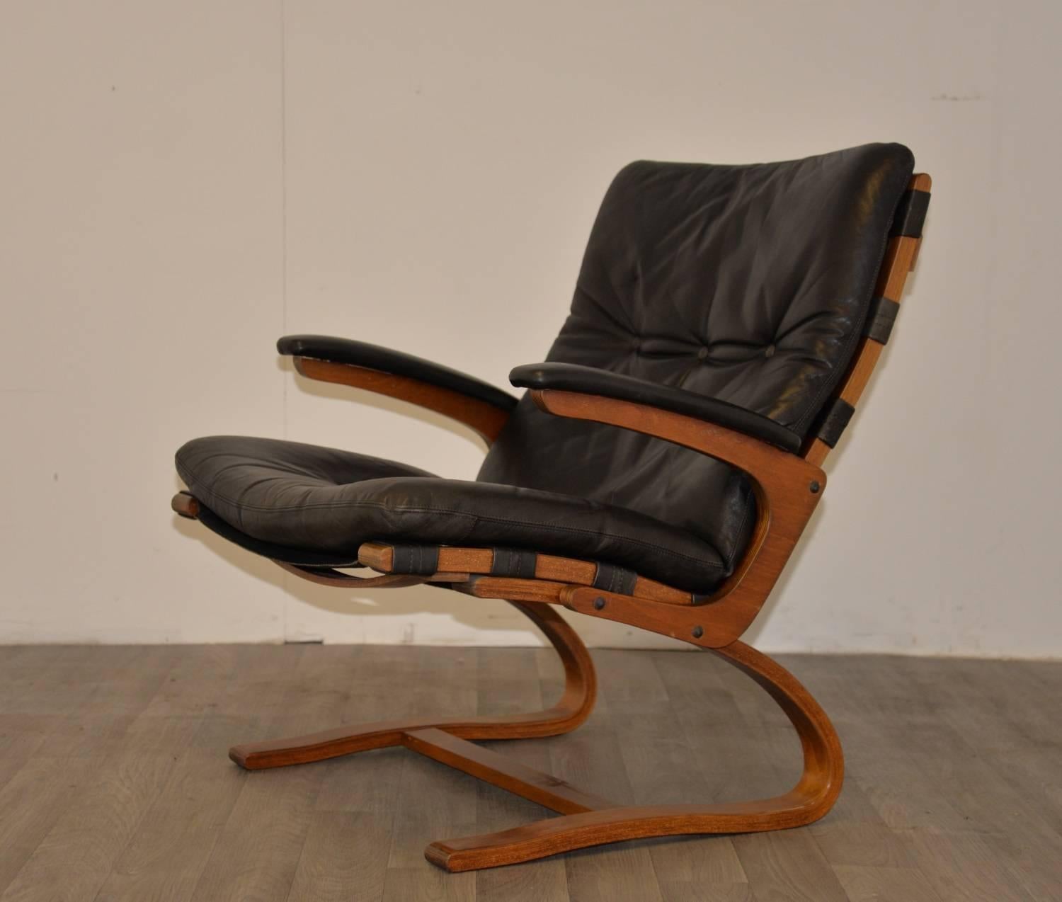 Discounted airfreight for our International customers (2 weeks door to door)

Vintage leather armchair in stunning black leather built by Sormani of Italy in 1963. Standing on a rosewood wooden frame and upholstered in stunning soft back leather.