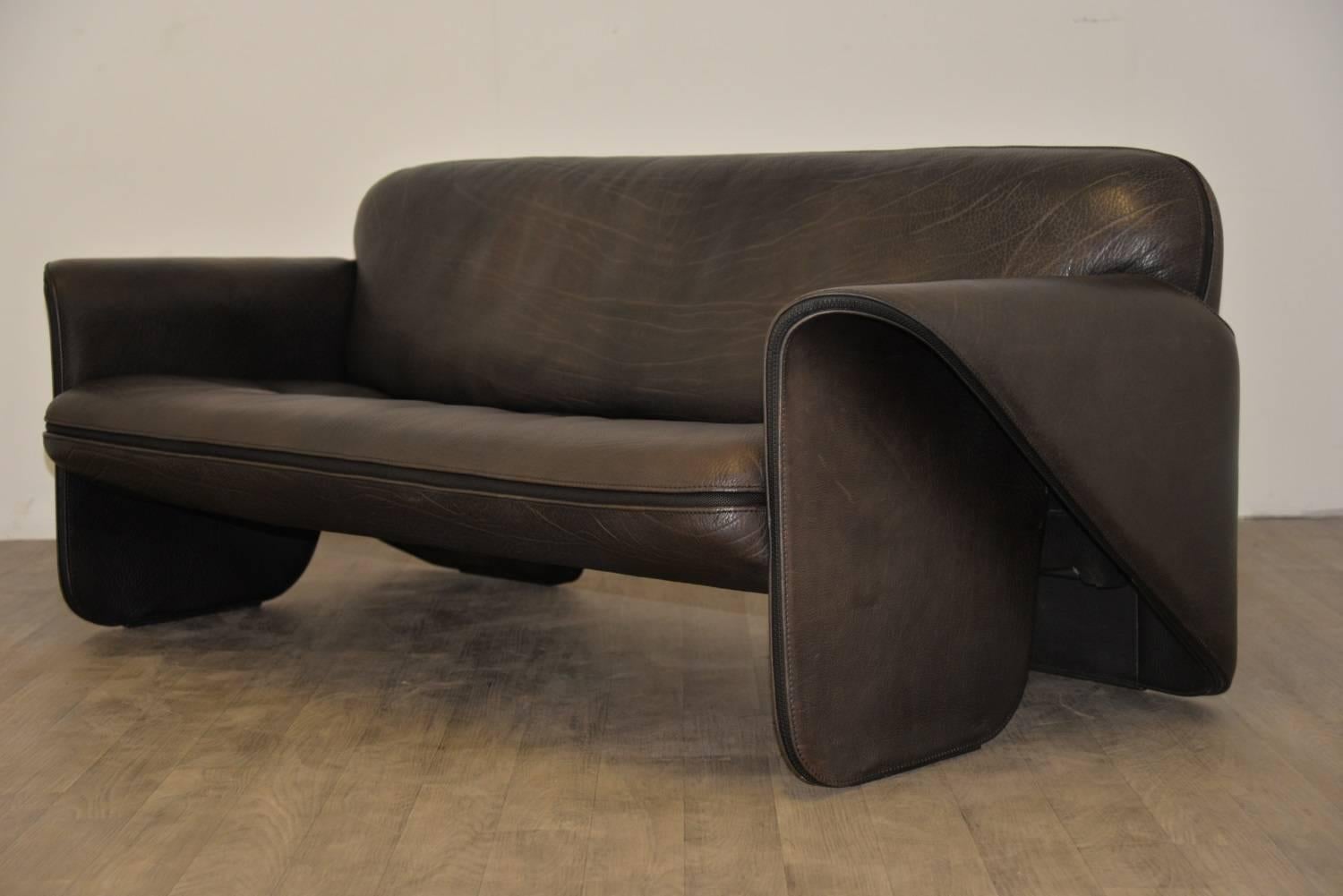 Discounted airfreight for our International Customers ( from 2 weeks door to door) 

Ultra rare vintage De Sede DS 125 sofa and armchair designed by Gerd Lange in 1978. These sculptural pieces are upholstered in 3mm-5mm thick dark brown leather with