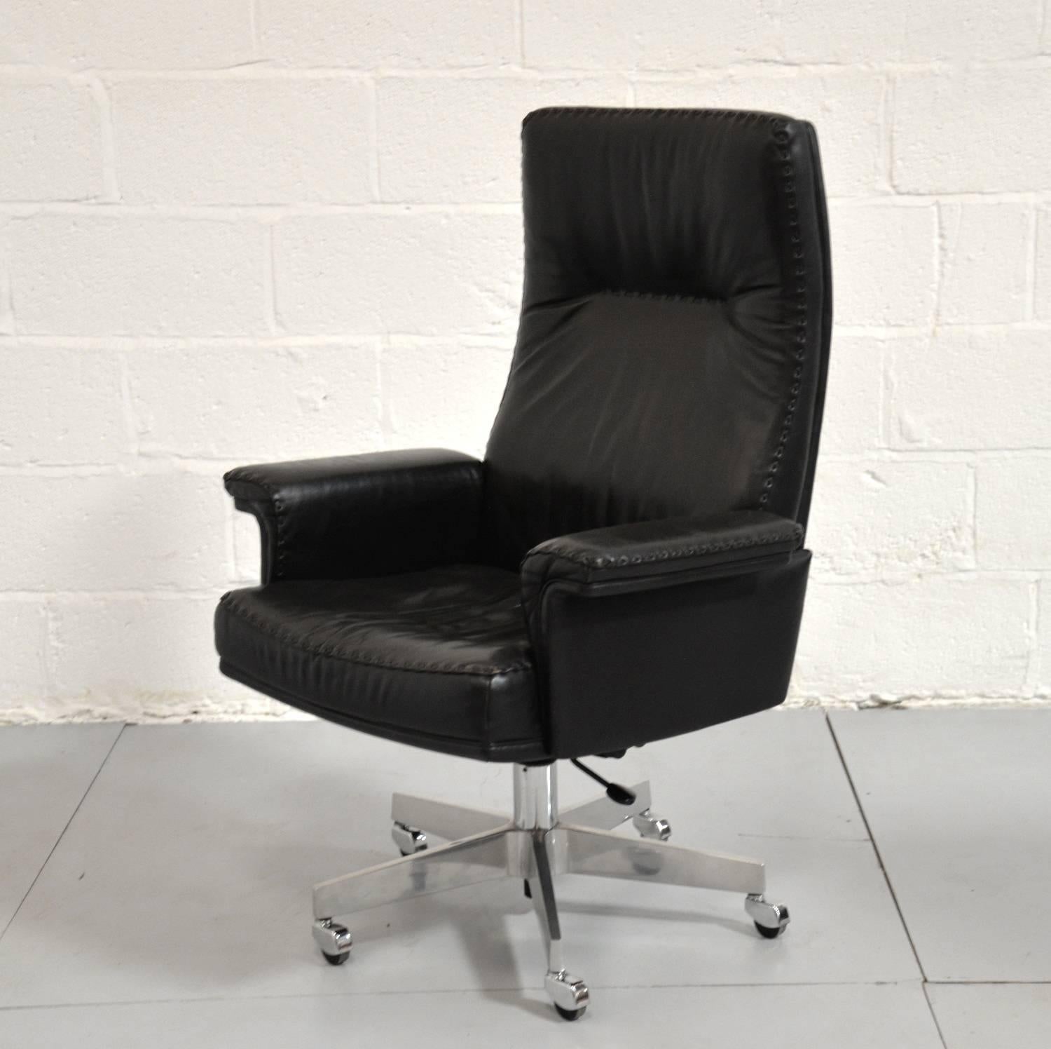 Discounted airfreight for our US and International customers (from two weeks door to door) 

We bring to you a extremely rare vintage De Sede DS 35 Executive armchair on casters. Hand built to incredibly high standards by De Sede craftsman in