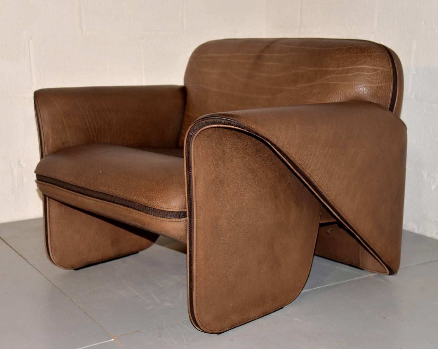 Discounted airfreight for our US and International customers ( from 2 weeks door to door)

The Cambridge Chair Company brings to you an ultra rare vintage De Sede DS 125 sofa and armchair designed by Gerd Lange in 1978. These sculptural pieces are