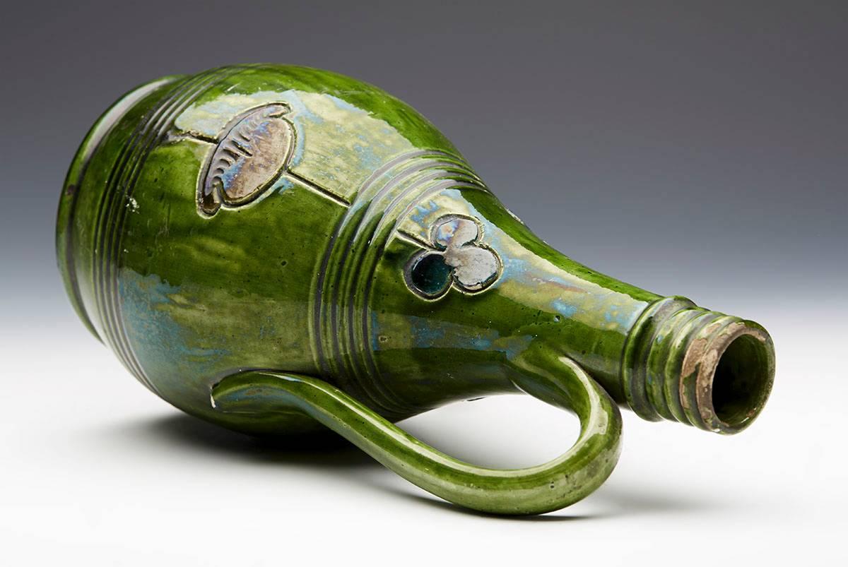 Smaltato Antica brocca verde in ceramica d'arte Probabilmente belga, circa 1890 in vendita