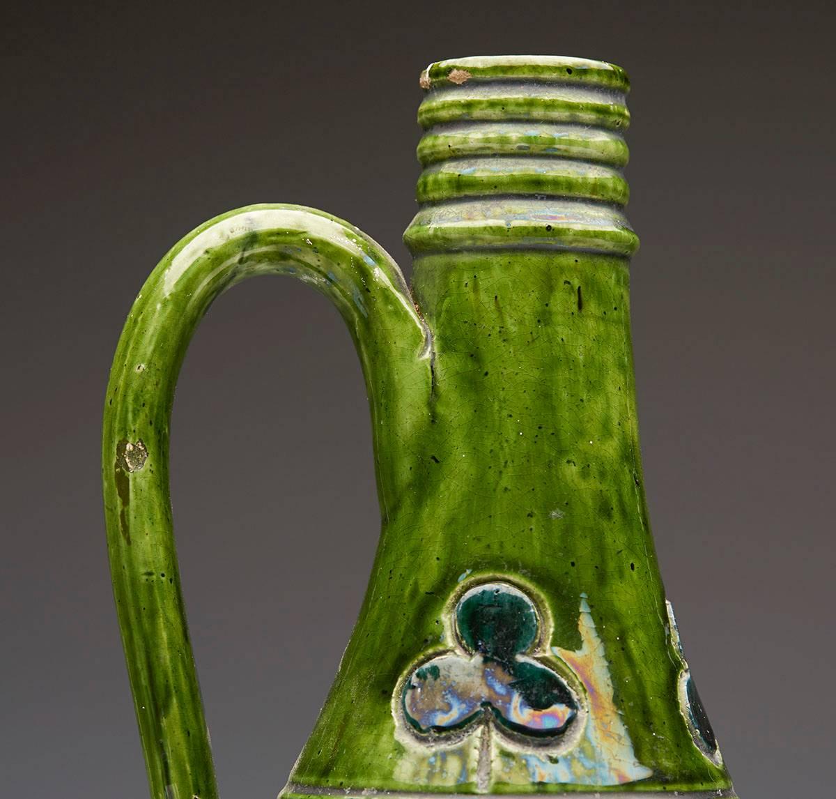Antike grüne Keramik-Kanne, wahrscheinlich belgisch, um 1890 (Volkskunst) im Angebot