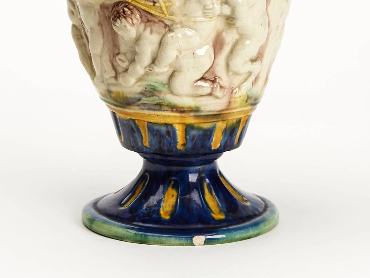 Vernissé Vase ancien à couvercle en majolique à tête de corne grotesque, 19ème siècle en vente