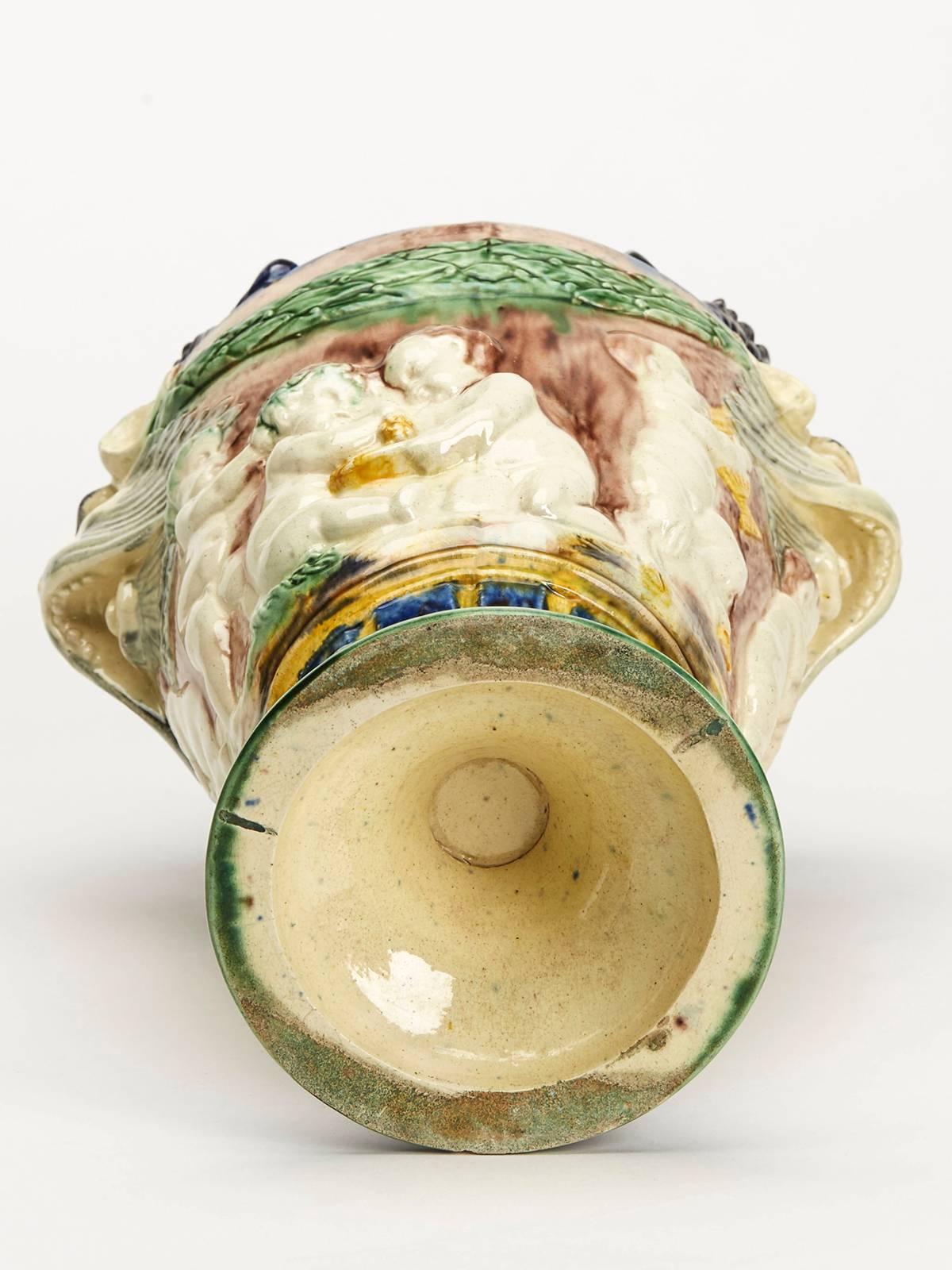 XIXe siècle Vase ancien à couvercle en majolique à tête de corne grotesque, 19ème siècle en vente